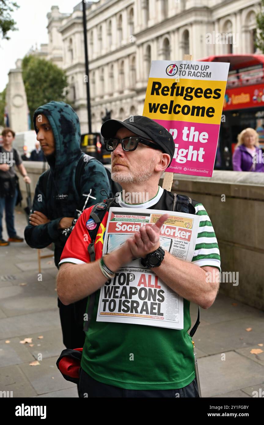 LONDON, GROSSBRITANNIEN. September 2024. Im Ärmelkanal ertranken 43 Migranten innerhalb einer Woche. Demonstranten drängen Keir Starmer, einen britischen Premierminister, Maßnahmen zu ergreifen, um Migranten, die in Großbritannien Zuflucht suchen wollen, einen sicheren Durchgang zu gewährleisten. Hören Sie auf, die Ausrede zu benutzen, Menschenhändler zu bekämpfen, was zu mehr Toten in unserem englischen Kanal geführt hat. Wir brauchen gerade sichere Routen. Sechs Kinder und eine schwangere Frau waren unter 12 Menschen, die vor der französischen Küste während eines Protestes gegenüber der Downing Street in London ertranken. Quelle: Siehe Li/Picture Capital/Alamy Live News Stockfoto