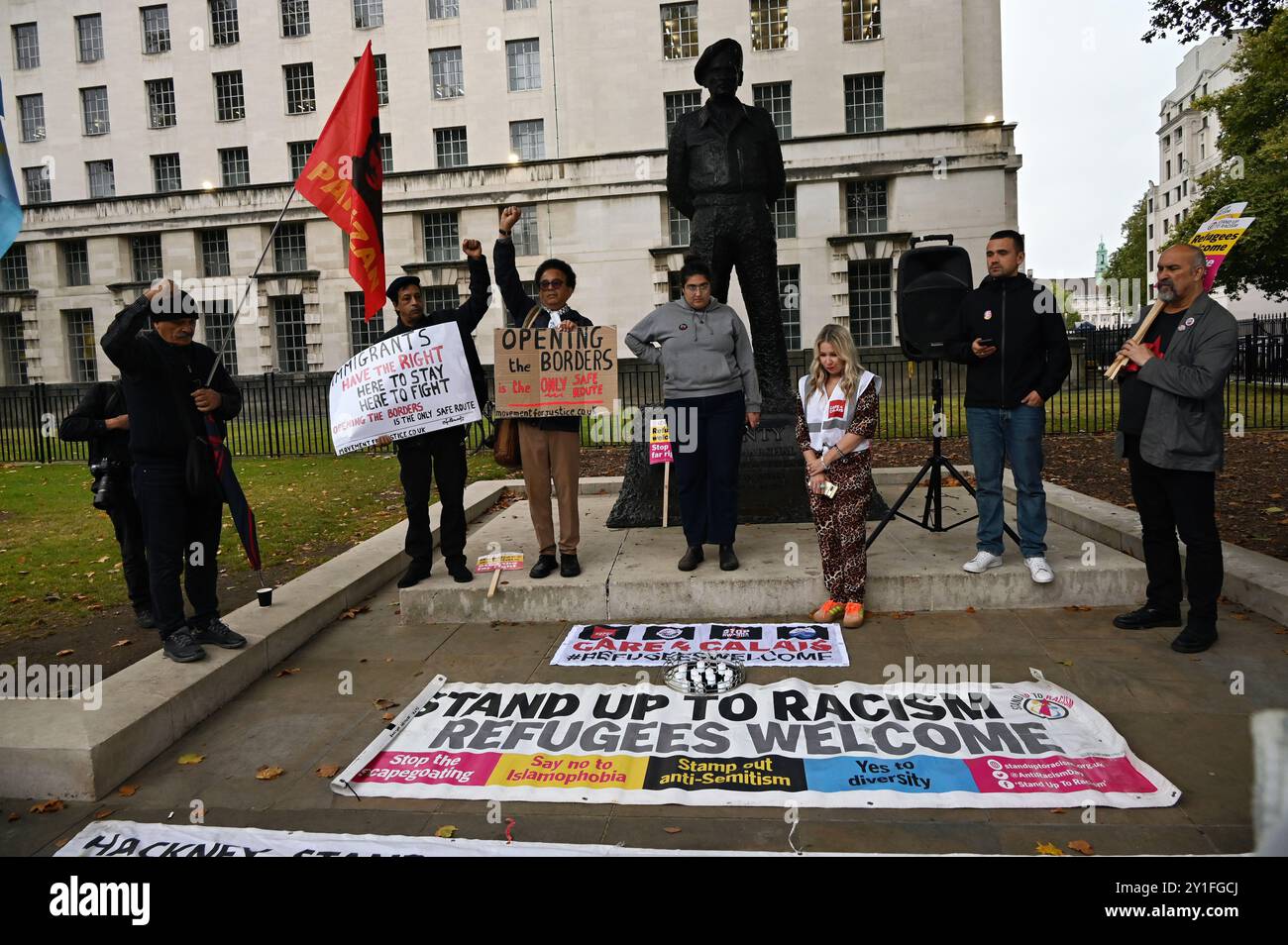 LONDON, GROSSBRITANNIEN. September 2024. Im Ärmelkanal ertranken 43 Migranten innerhalb einer Woche. Demonstranten drängen Keir Starmer, einen britischen Premierminister, Maßnahmen zu ergreifen, um Migranten, die in Großbritannien Zuflucht suchen wollen, einen sicheren Durchgang zu gewährleisten. Hören Sie auf, die Ausrede zu benutzen, Menschenhändler zu bekämpfen, was zu mehr Toten in unserem englischen Kanal geführt hat. Wir brauchen gerade sichere Routen. Sechs Kinder und eine schwangere Frau waren unter 12 Menschen, die vor der französischen Küste während eines Protestes gegenüber der Downing Street in London ertranken. Quelle: Siehe Li/Picture Capital/Alamy Live News Stockfoto