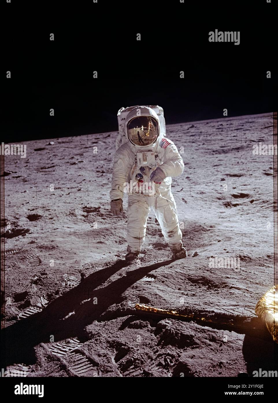 Apollo 11 Astronaut Buzz Aldrin während des ersten Mondgangs am 20. Juli 1969. Foto von Neil Armstrong, dessen Reflexion in Aldrins Visier zusammen mit dem Mondmodul und der Mondoberfläche zu sehen ist. Digital restauriertes Foto für große Druck- und Displaymedien. Foto: Neil Armstrong / NASA / Futuras Fotos Stockfoto