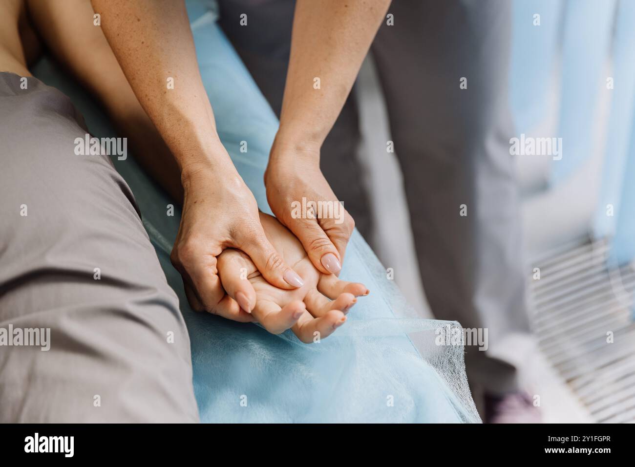 Nahaufnahme der Handmassagetherapie in einem klinischen Umfeld zur Schmerzlinderung und Muskelentspannung Stockfoto