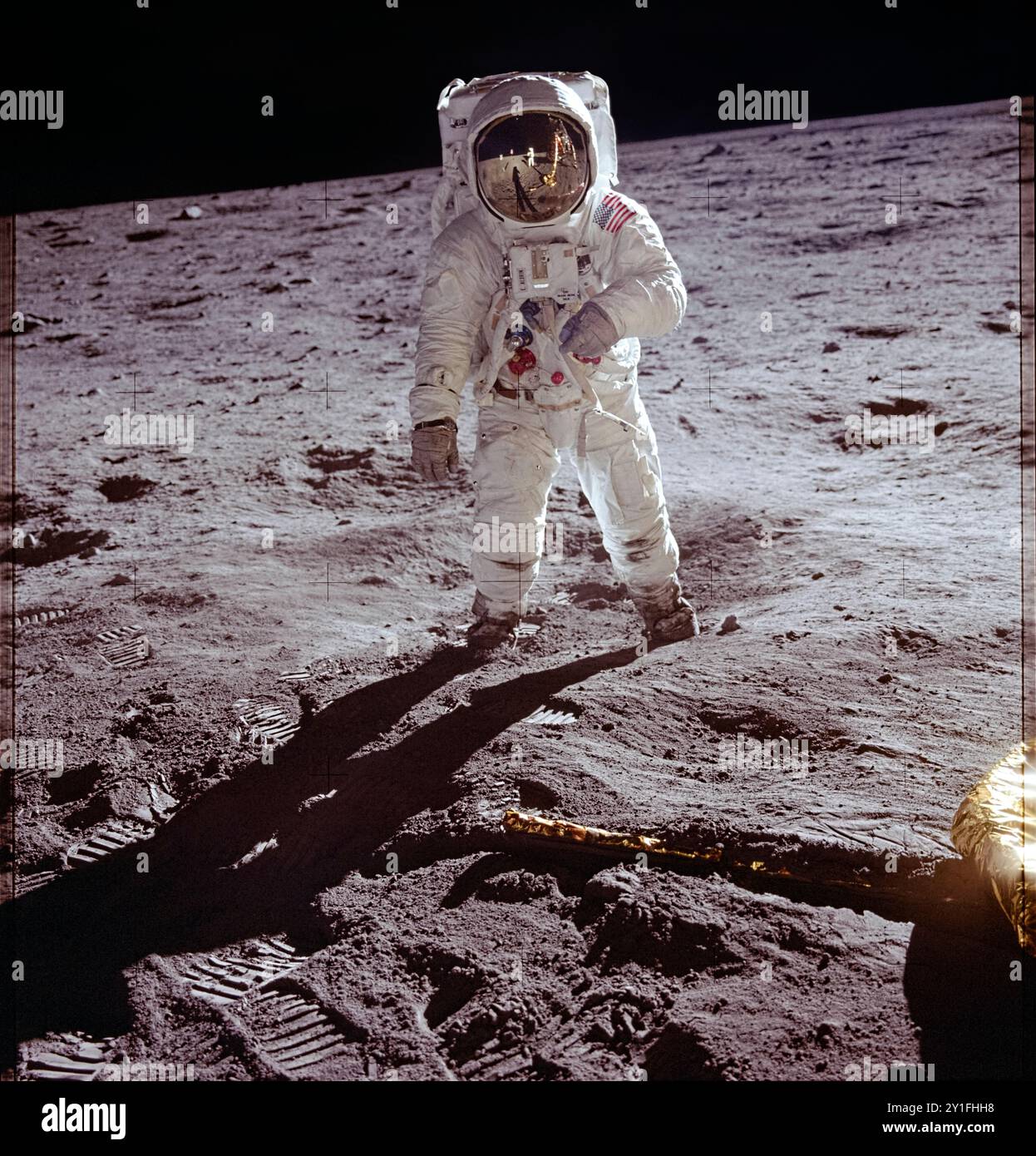 Apollo 11 Astronaut Buzz Aldrin während des ersten Mondgangs am 20. Juli 1969. Foto von Neil Armstrong, dessen Reflexion in Aldrins Visier zusammen mit dem Mondmodul und der Mondoberfläche zu sehen ist. Digital restauriertes Foto für große Druck- und Displaymedien. Foto: Neil Armstrong / NASA / Futuras Fotos Stockfoto