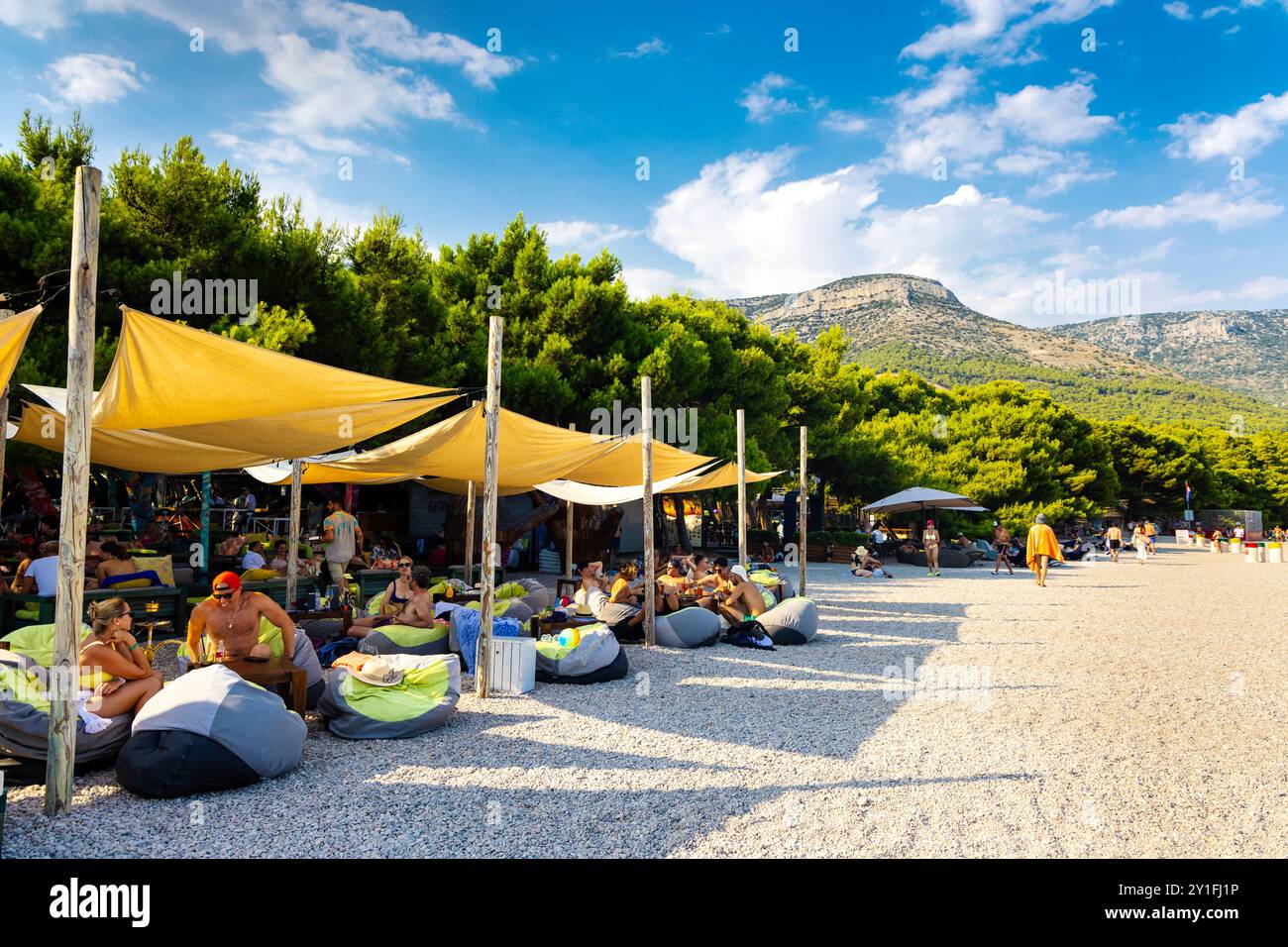 Auro Cocktailbar am Strand des Goldenen Horns (Zlatni Rat) an der Adria, Brac, Kroatien Stockfoto