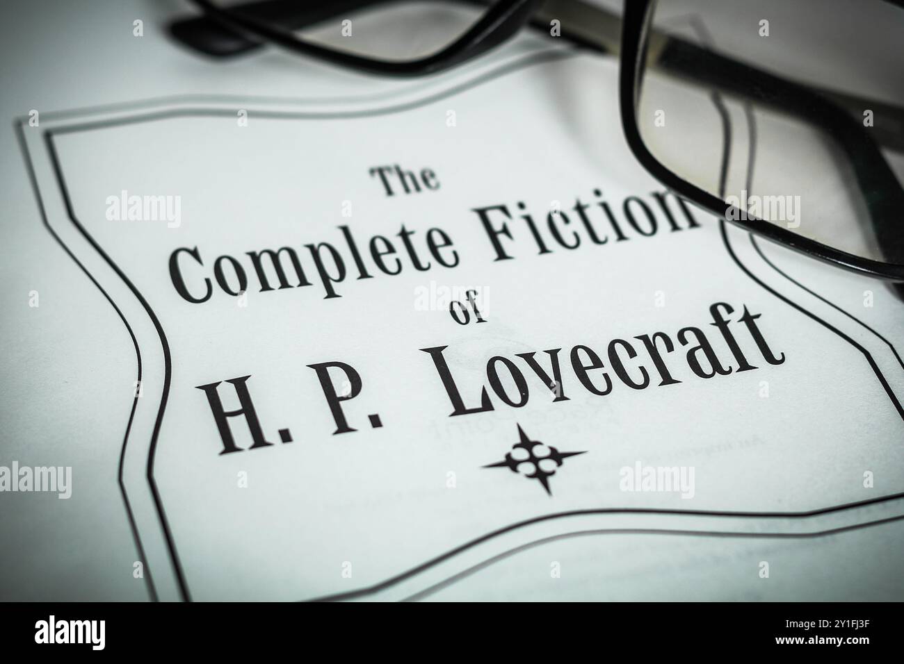 Houston, Texas, USA - 5. September 2024: Titelseite des Buchs The Complete Fiction of H.P. Lovecraft mit Brille Stockfoto