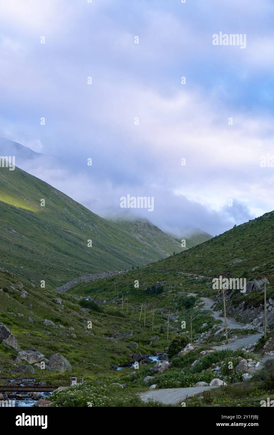 Die sonnendurchfluteten Hänge des Amaklit Plateaus in Camlihemsin, mit zerklüfteten Felsen und üppigem Grün, bieten einen atemberaubenden Blick auf die unberührte Natur und die Ruhe Stockfoto