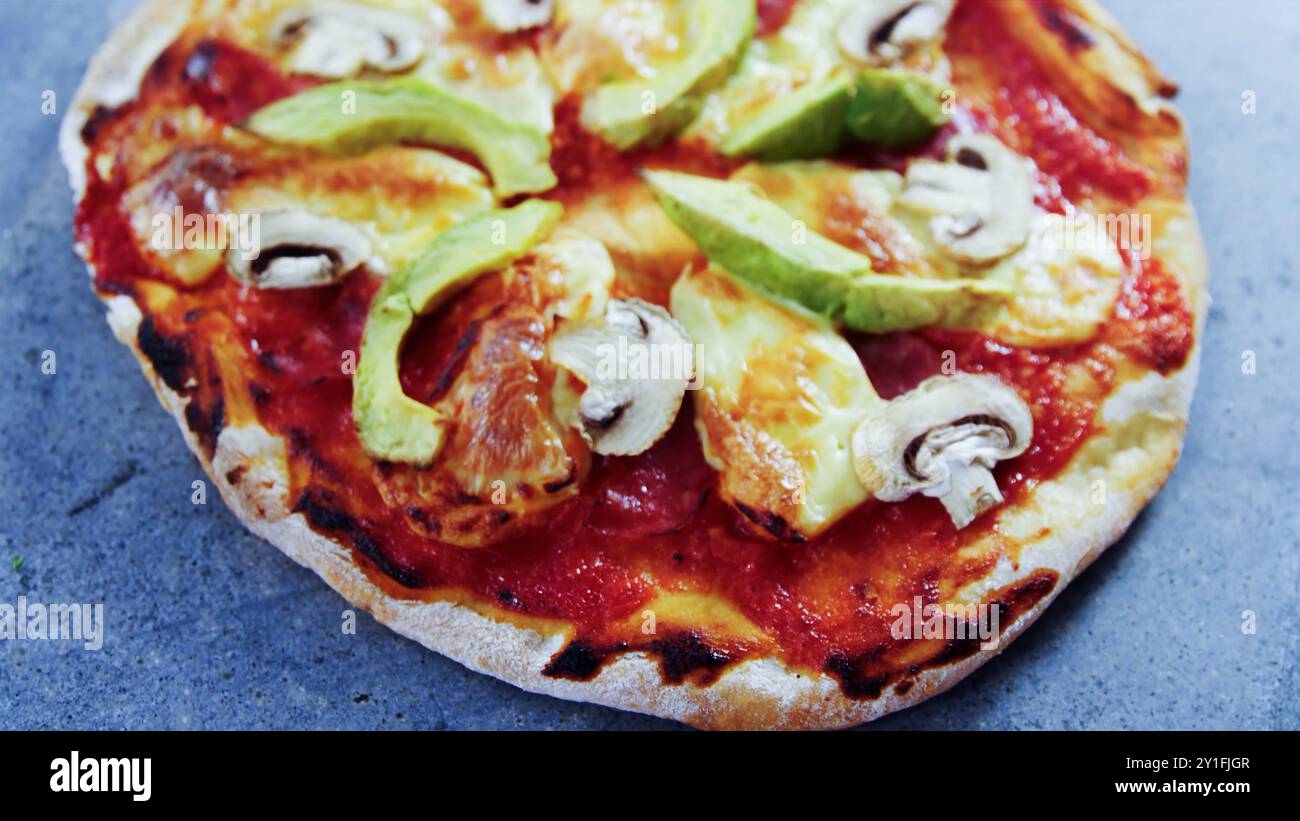 Frische hausgemachte italienische Pizza Margherita mit Büffelmozzarella und Basilikum. neapolitanische hausgemachte Pizza Margarita aus dem Backofen. Napoleon Italienisch Stockfoto