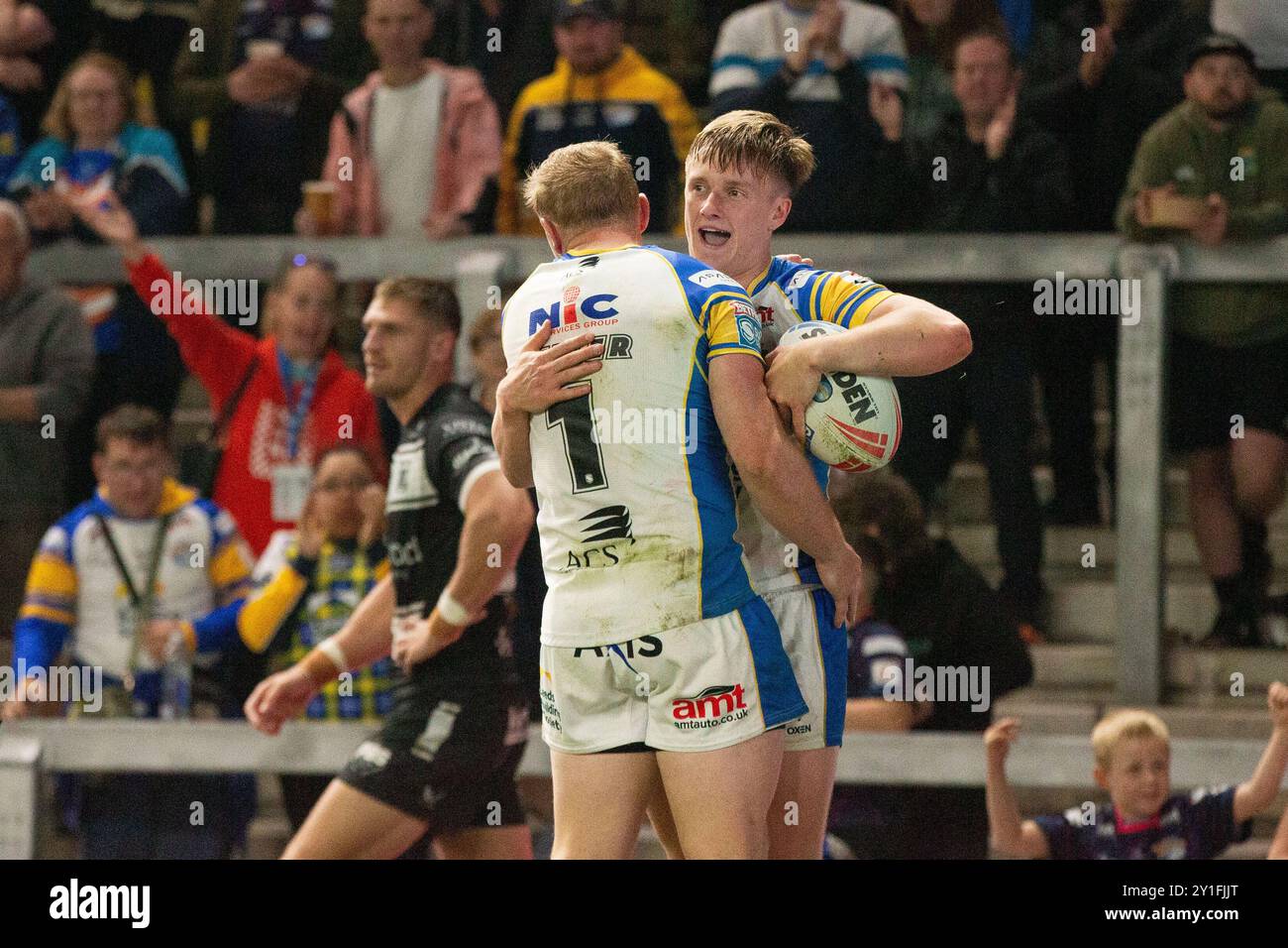 Alfie Edgell ( 29 ) von Leeds Rhinos feiert seinen zweiten Versuch Stockfoto