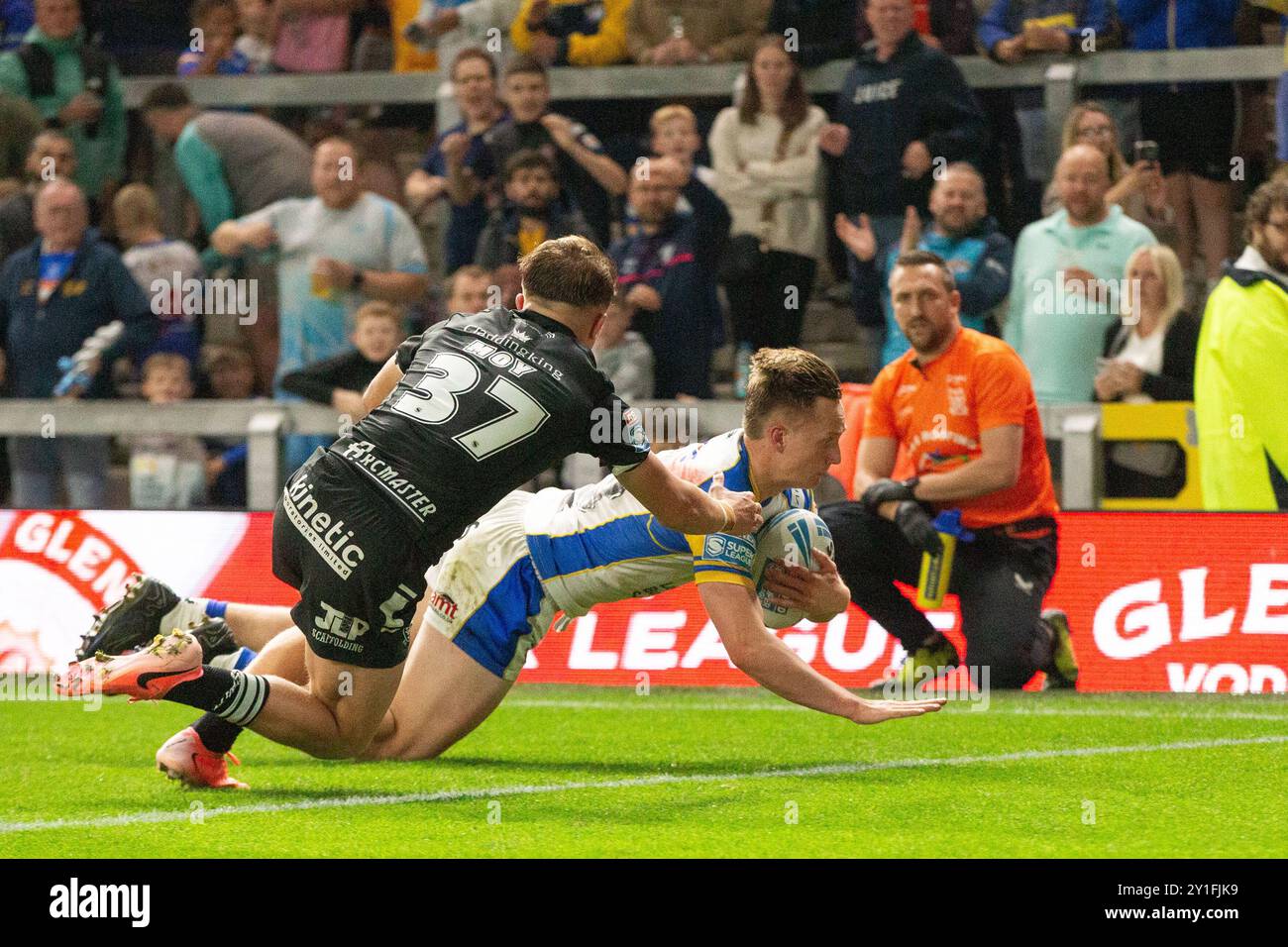 Alfie Edgell ( 29 ) von Leeds Rhinos geht zum zweiten Mal rüber Stockfoto