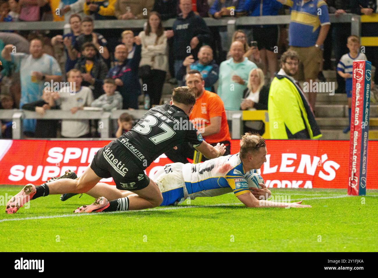 Alfie Edgell ( 29 ) von Leeds Rhinos geht zum zweiten Mal rüber Stockfoto