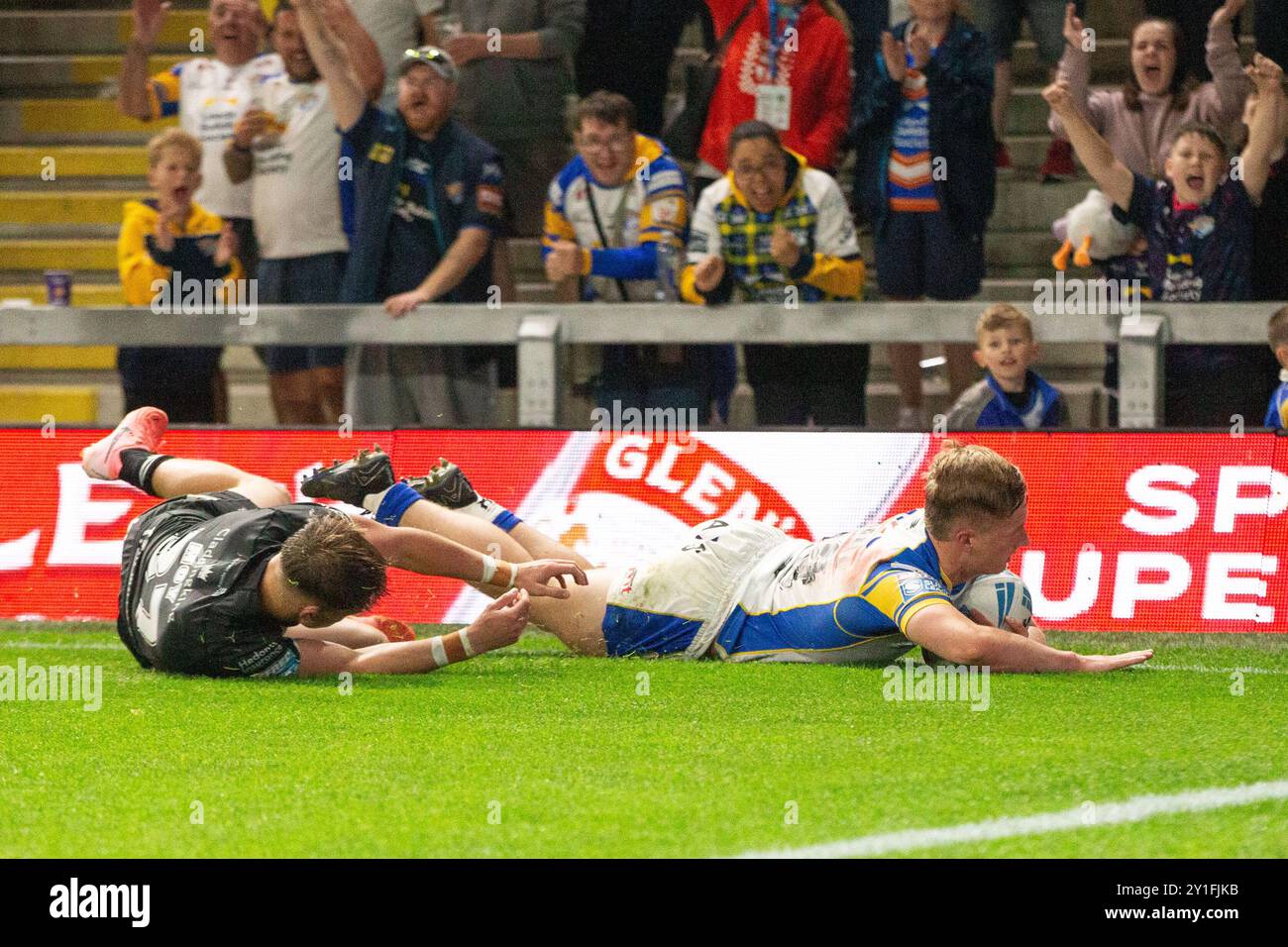 Alfie Edgell ( 29 ) von Leeds Rhinos geht zum zweiten Mal rüber Stockfoto