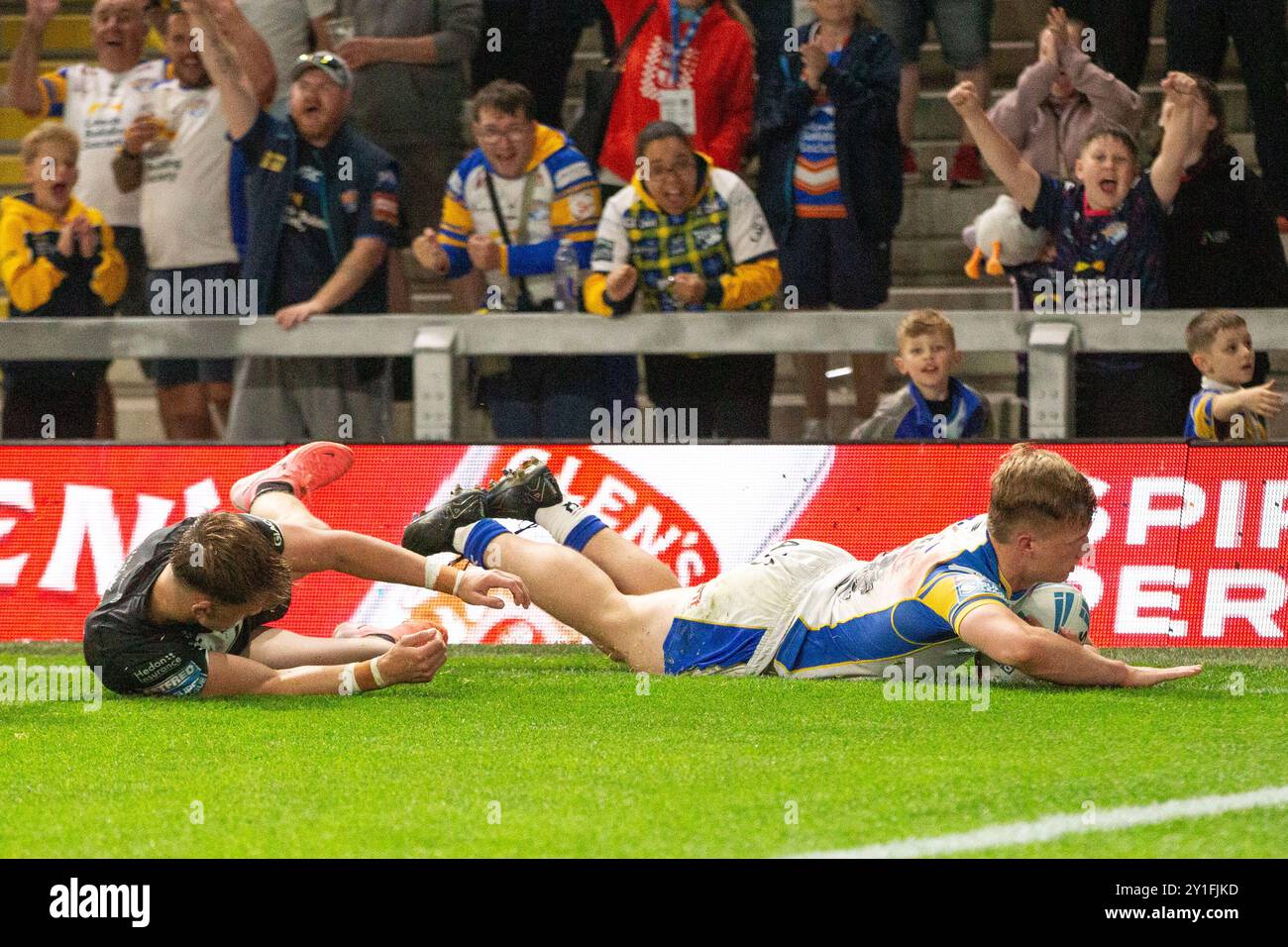 Alfie Edgell ( 29 ) von Leeds Rhinos geht zum zweiten Mal rüber Stockfoto