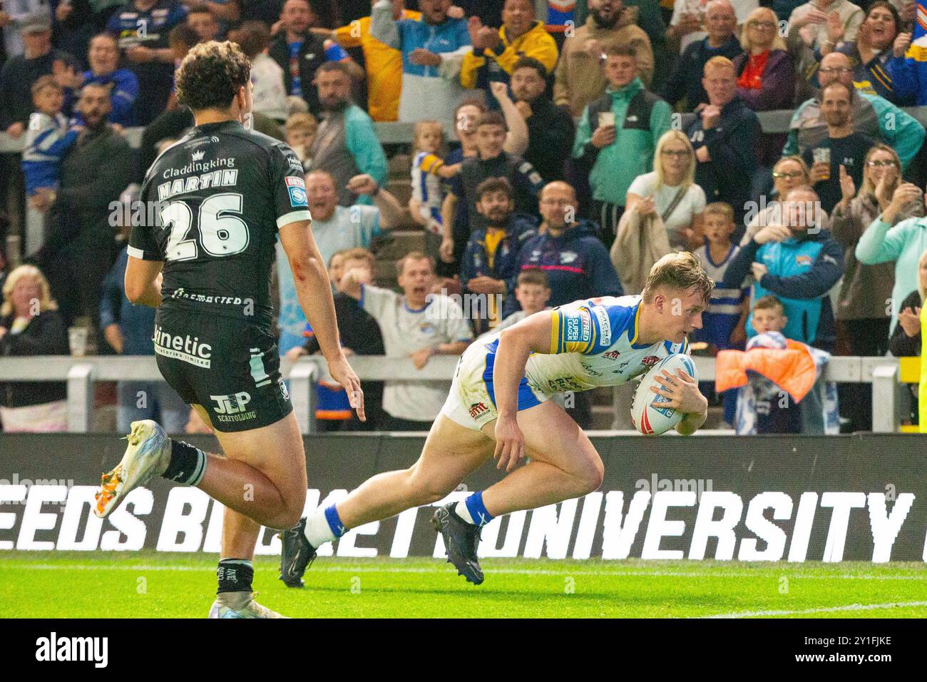 Alfie Edgell ( 29 ) von Leeds Rhinos geht zum dritten Mal rüber Stockfoto