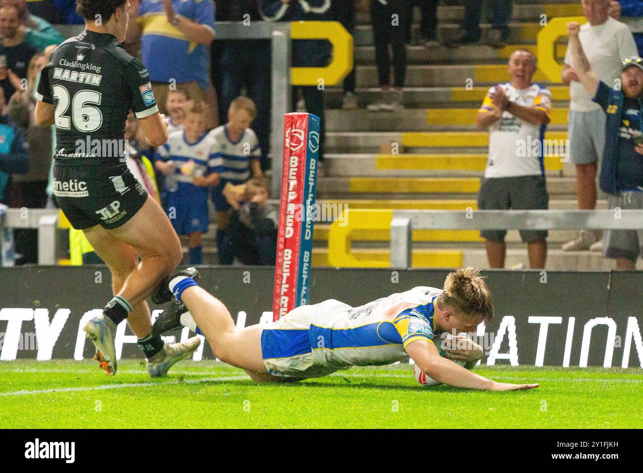 Alfie Edgell ( 29 ) von Leeds Rhinos geht zum dritten Mal rüber Stockfoto