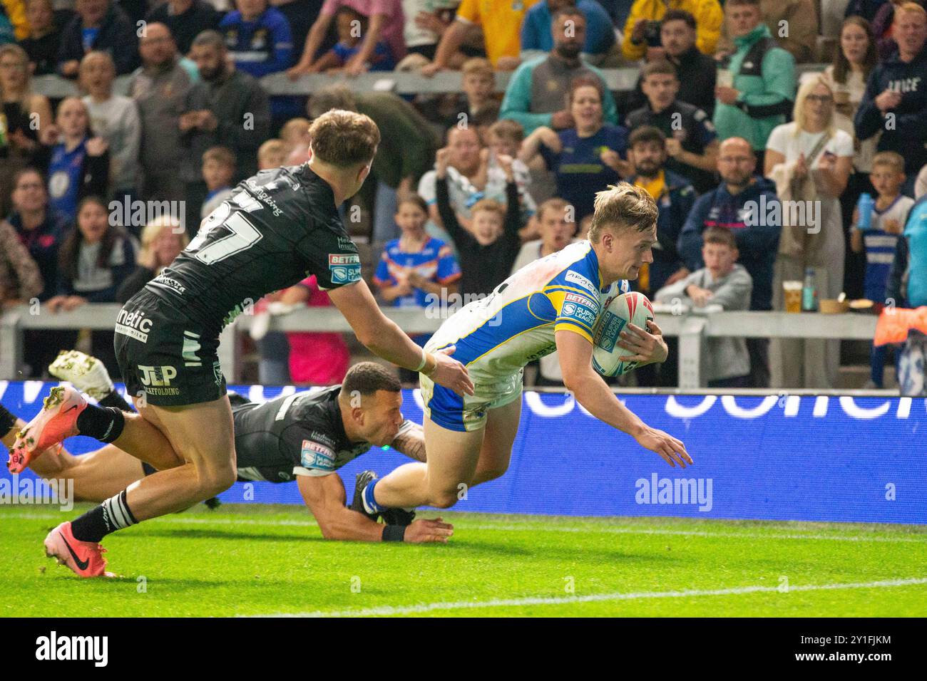 Alfie Edgell ( 29 ) von Leeds Rhinos geht zu seinem vierten Versuch rüber Stockfoto