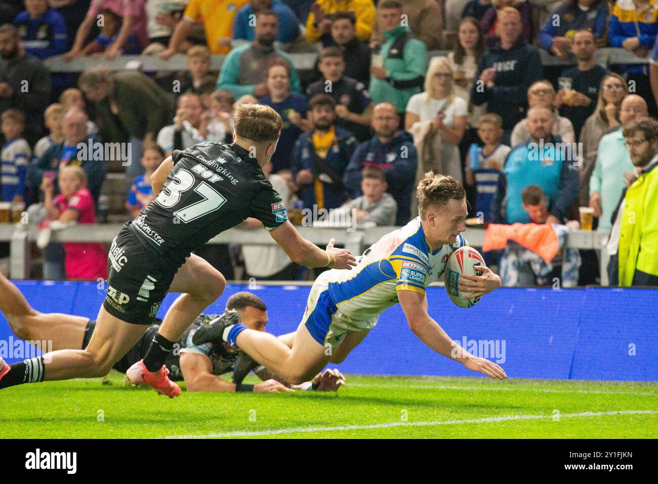 Alfie Edgell ( 29 ) von Leeds Rhinos geht zu seinem vierten Versuch rüber Stockfoto