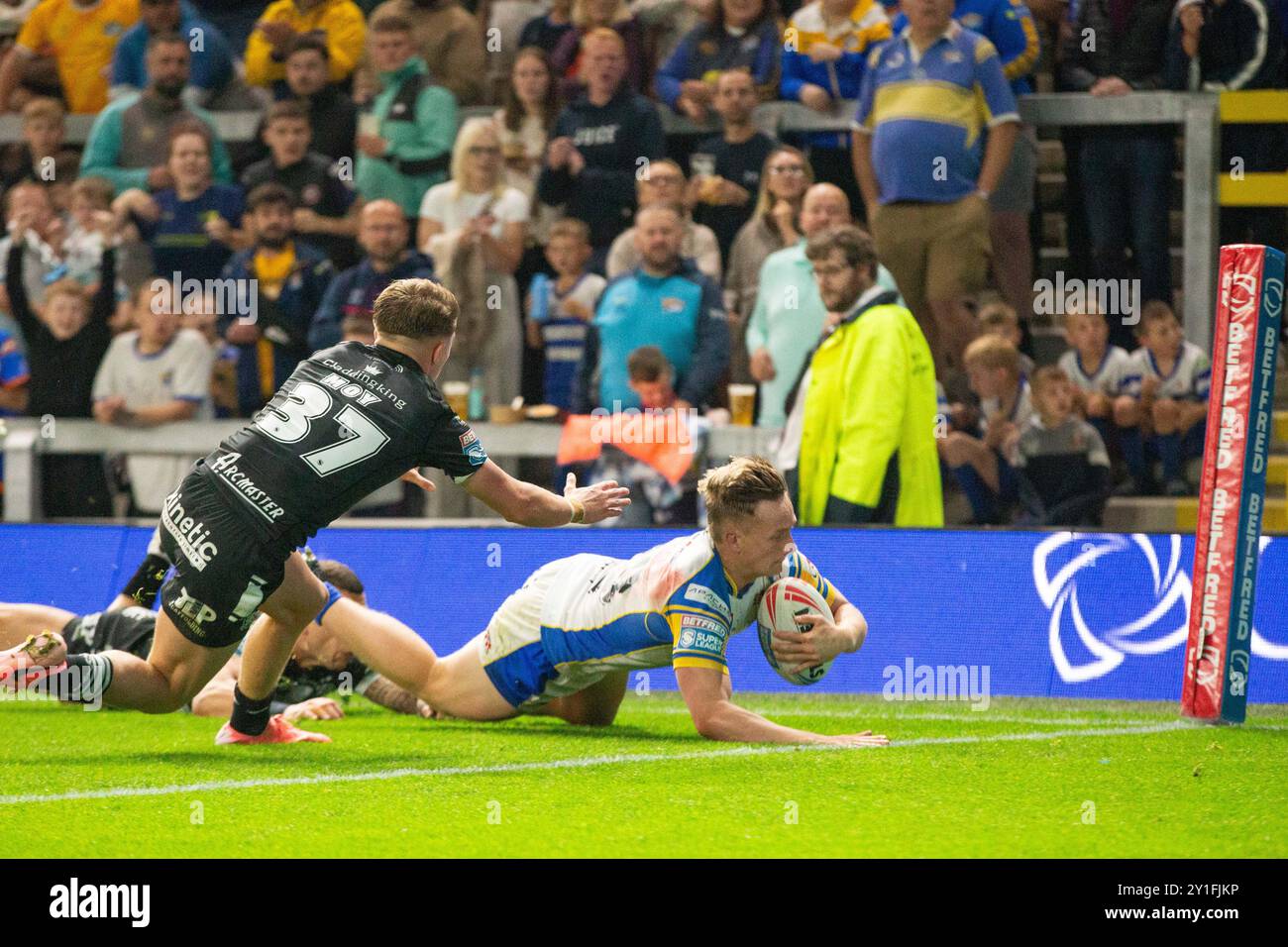 Alfie Edgell ( 29 ) von Leeds Rhinos geht zu seinem vierten Versuch rüber Stockfoto