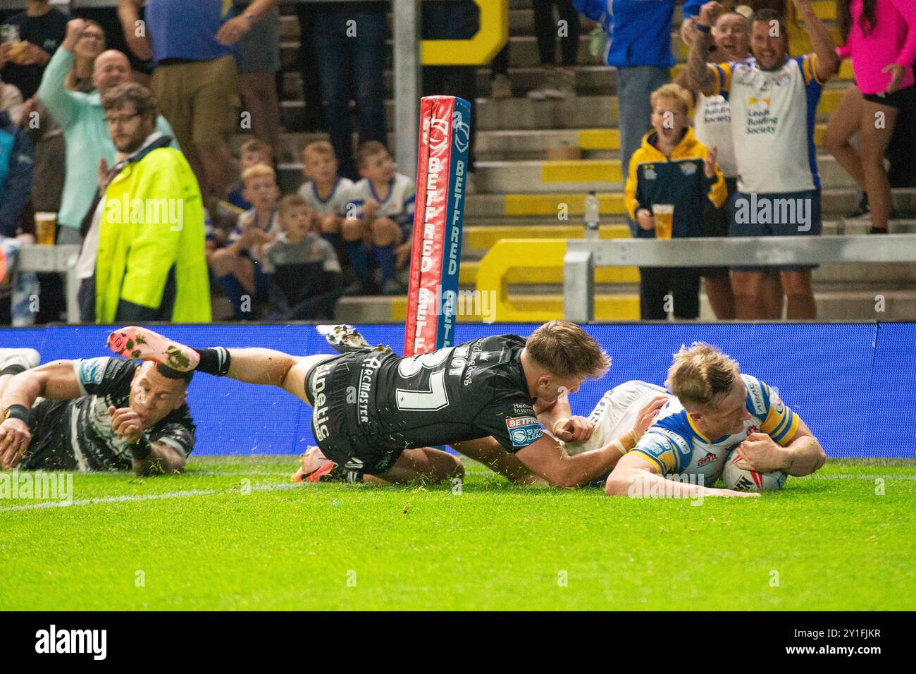 Alfie Edgell ( 29 ) von Leeds Rhinos geht zu seinem vierten Versuch rüber Stockfoto