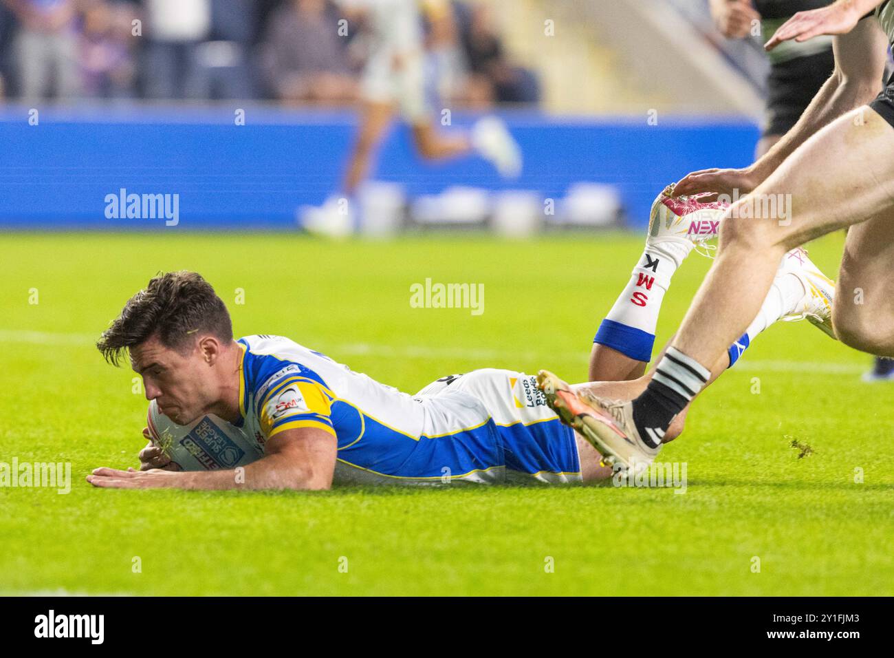 Brodie Croft ( 6 ) von Leeds Rhinos geht zum Versuch rüber Stockfoto