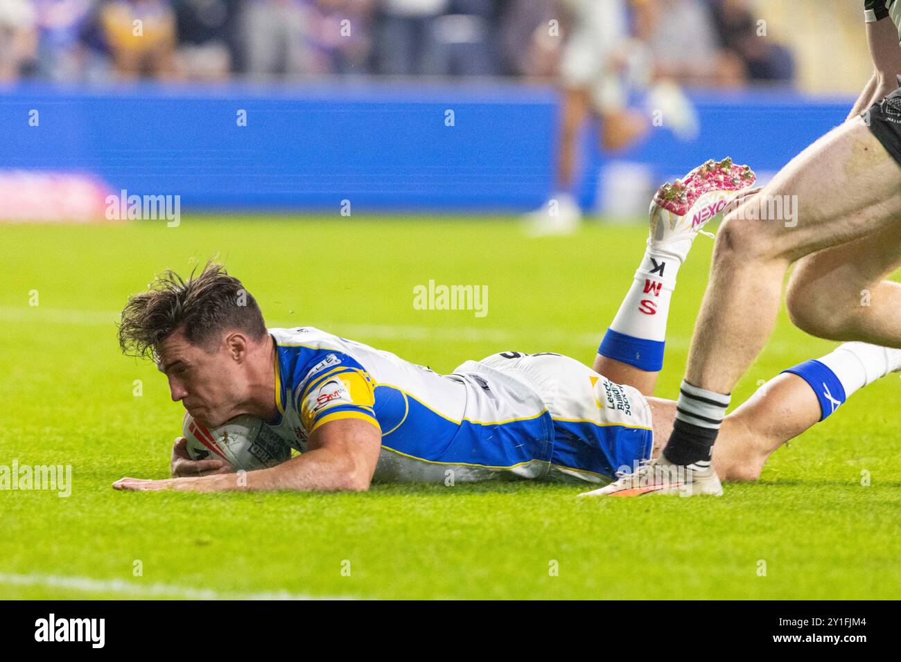 Brodie Croft ( 6 ) von Leeds Rhinos geht zum Versuch rüber Stockfoto