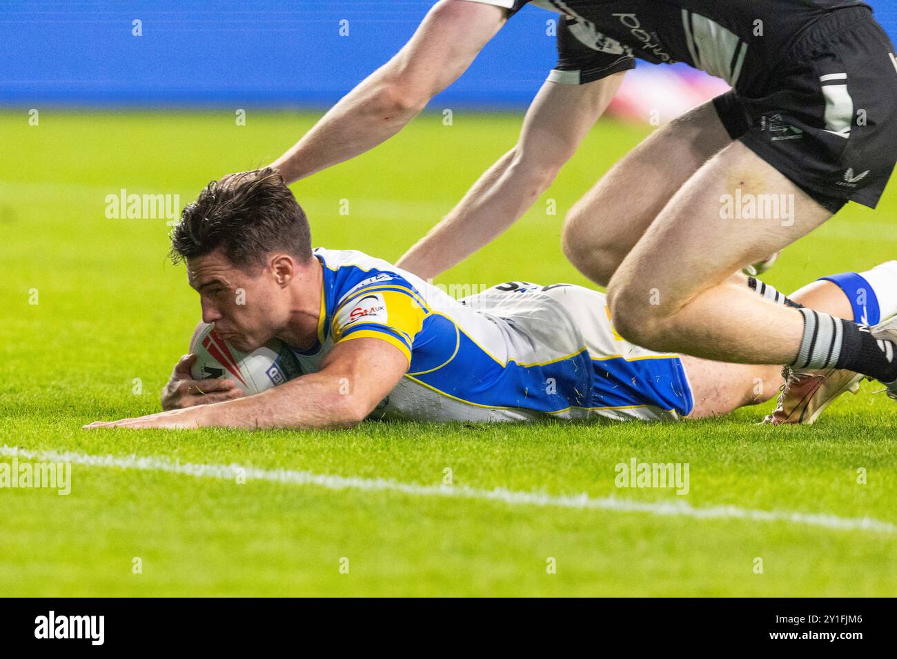 Brodie Croft ( 6 ) von Leeds Rhinos geht zum Versuch rüber Stockfoto