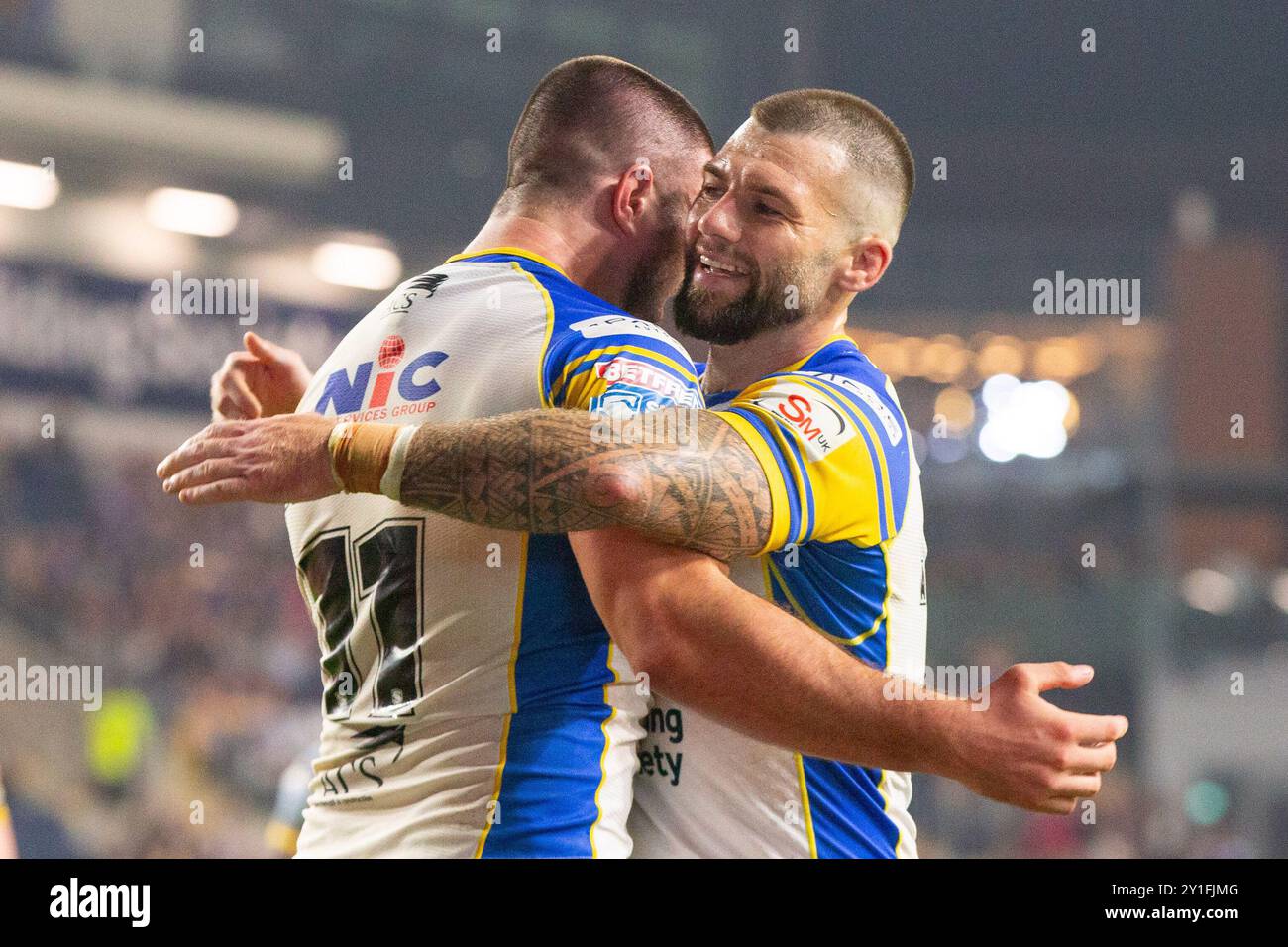 James Bentley ( 11 ) von Leeds Rhinos feiert seinen Versuch mit Andy Ackers ( 9 ) von Leeds Rhinos Stockfoto