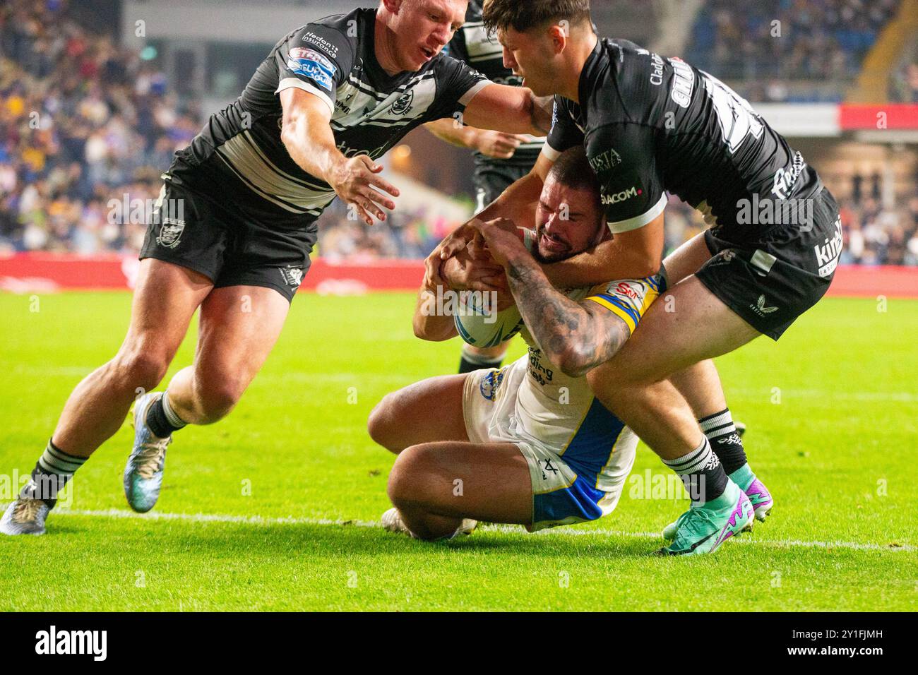 James Bentley ( 11 ) von Leeds Rhinos geht auf die Linie Stockfoto