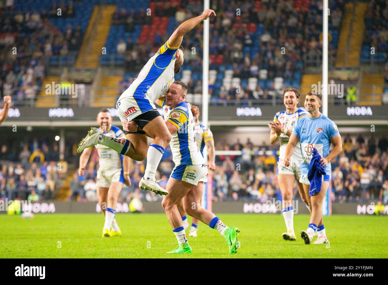James Donaldson ( 25 ) von Leeds Rhinos konvertiert in seinem letzten Heimspiel und feiert mit Rhyse Martin ( 12 ) von Leeds Rhinos Stockfoto