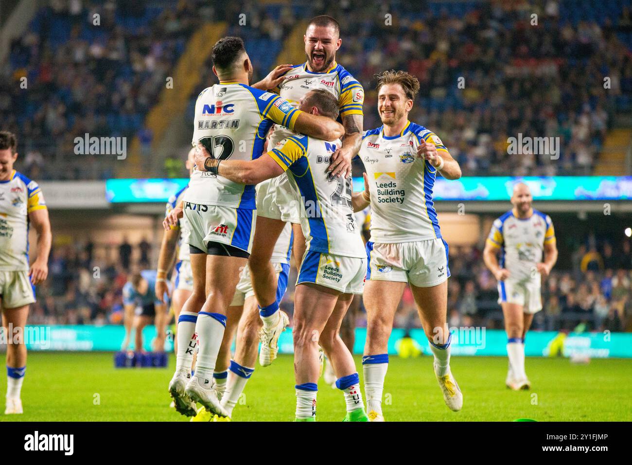 James Donaldson ( 25 ) von Leeds Rhinos konvertiert in seinem letzten Heimspiel und feiert mit Rhyse Martin ( 12 ) von Leeds Rhinos Stockfoto