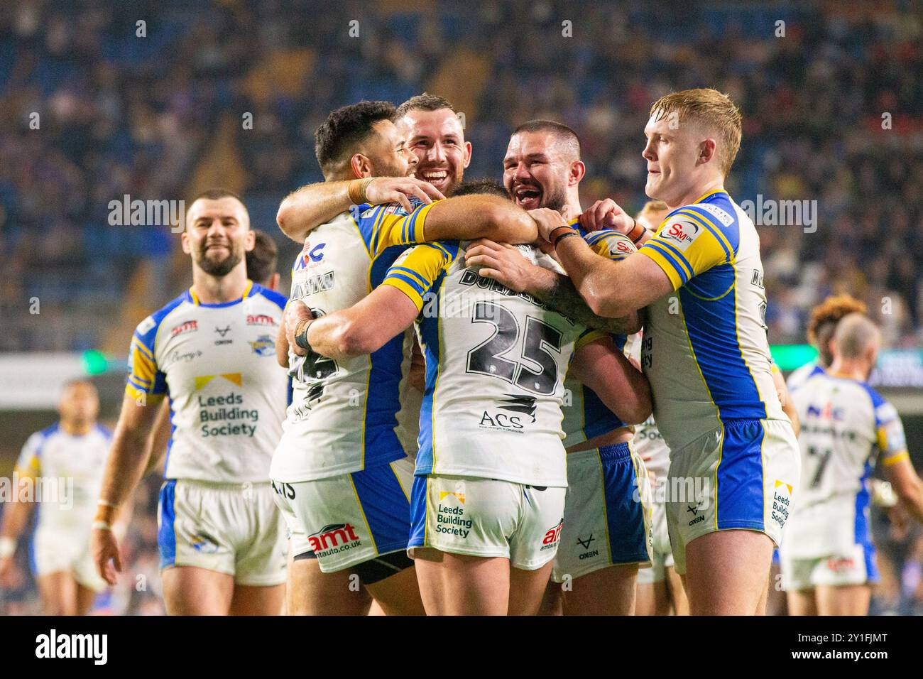 James Donaldson ( 25 ) von Leeds Rhinos konvertiert in seinem letzten Heimspiel und feiert mit Rhyse Martin ( 12 ) von Leeds Rhinos Stockfoto