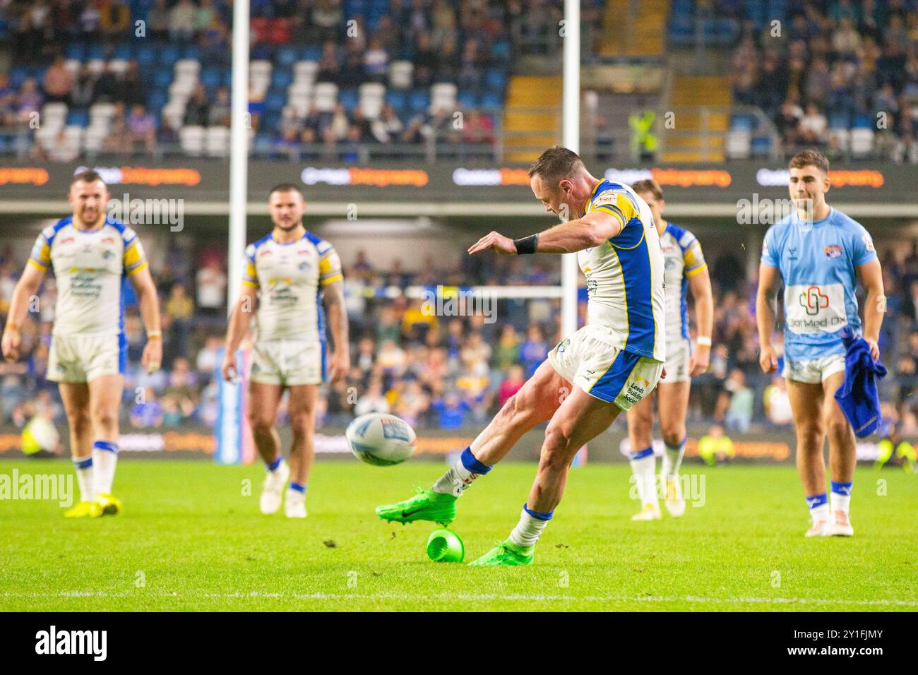 James Donaldson ( 25 ) von Leeds Rhinos konvertiert in seinem letzten Heimspiel Stockfoto