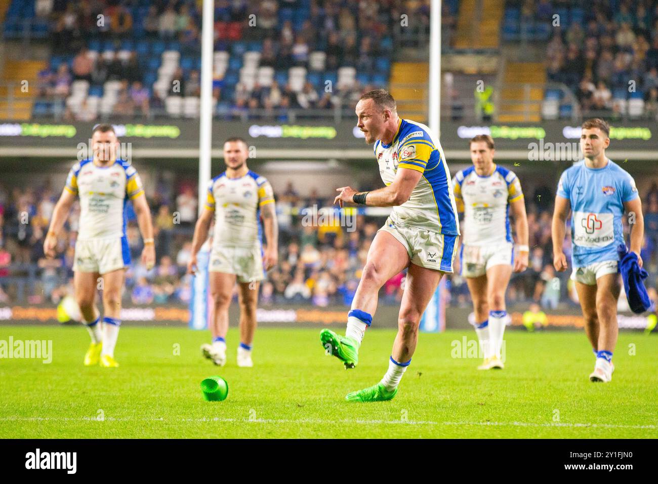 James Donaldson ( 25 ) von Leeds Rhinos konvertiert in seinem letzten Heimspiel Stockfoto