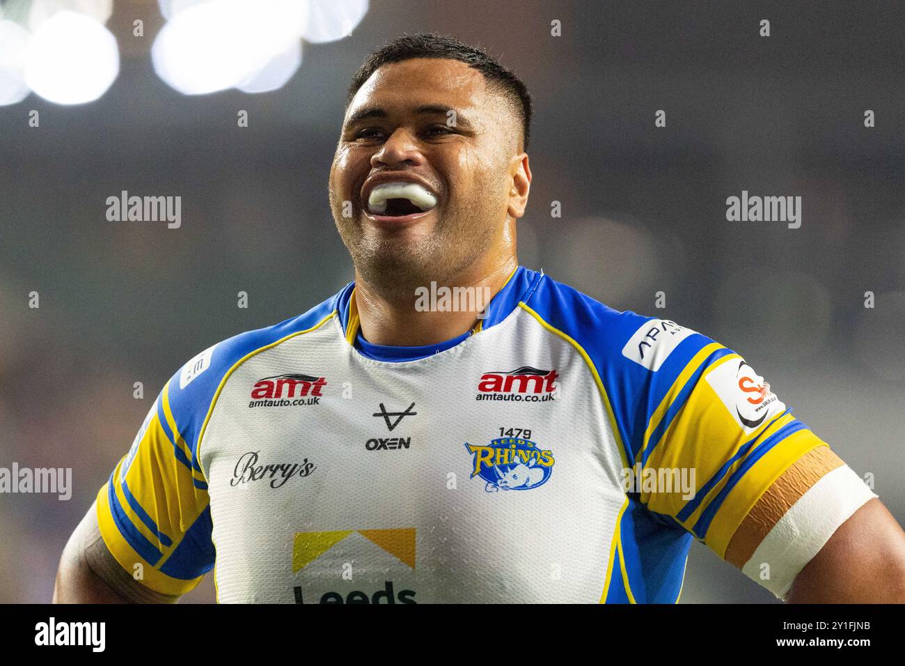 Sam Lisone ( 15 ) von Leeds Rhinos feiert den Sieg Stockfoto