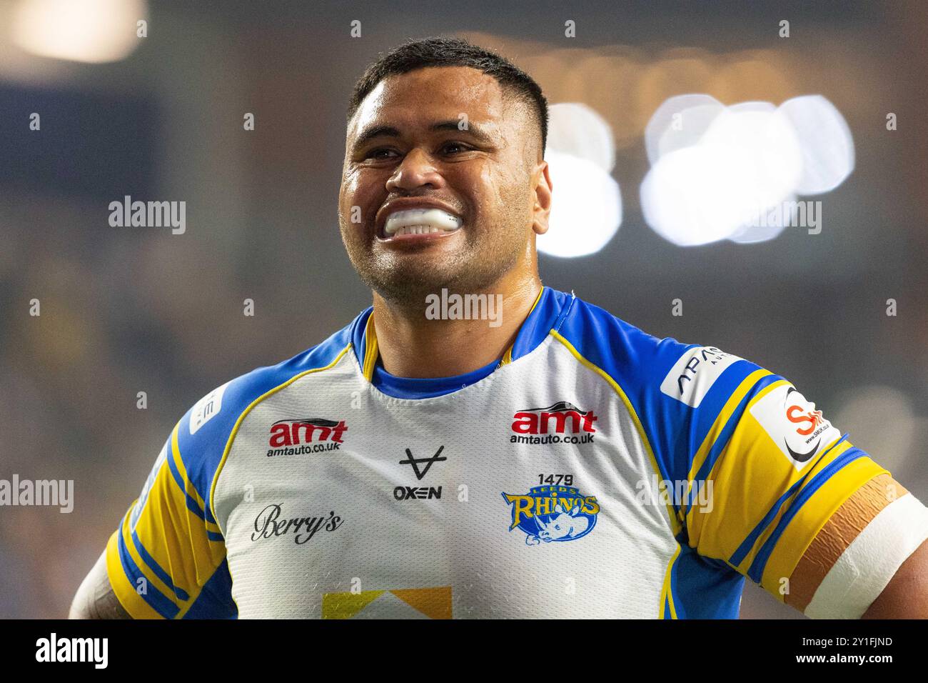 Sam Lisone ( 15 ) von Leeds Rhinos feiert den Sieg Stockfoto