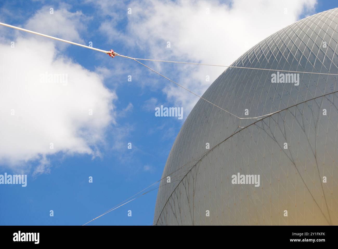 Paris, Frankreich - 06. September 2024: Der Olympische und Paralympische Kessel von Paris 2024, La Vasque, im Jardin des Tuileries, im Tuileriengarten. Stockfoto