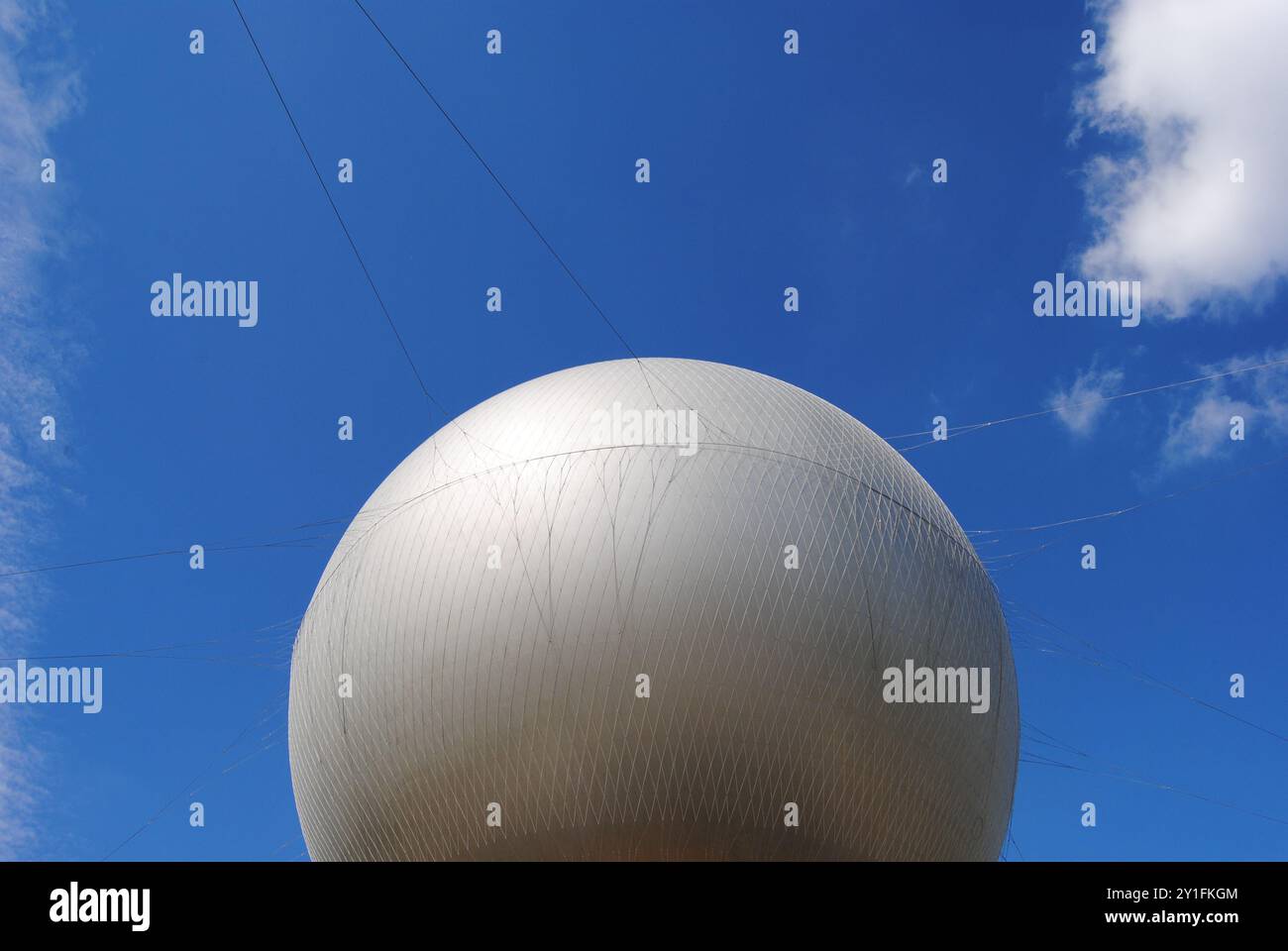 Paris, Frankreich - 06. September 2024: Der Olympische und Paralympische Kessel von Paris 2024, La Vasque, im Jardin des Tuileries, im Tuileriengarten. Stockfoto