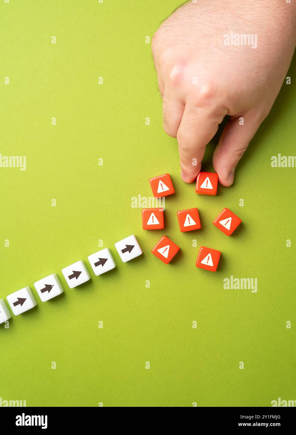 Schaffen Sie Hindernisse und stoppen Sie den Prozess. Bedenken und Probleme. Durchbrechen Sie die Ablehnungsbarriere. Stellen Sie sich Problemen und Herausforderungen. Stockfoto