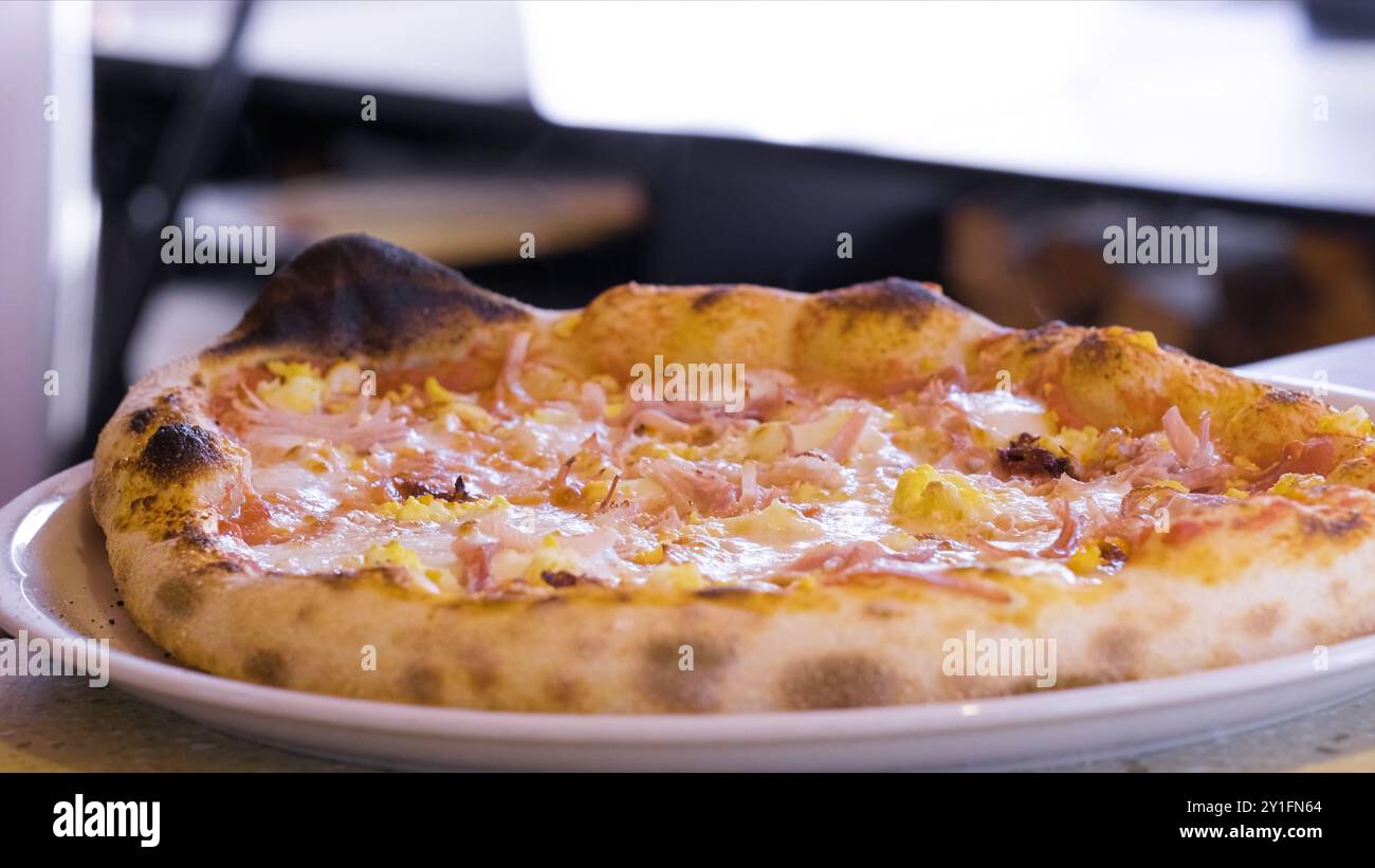 Frische hausgemachte italienische Pizza Margherita mit Büffelmozzarella und Basilikum. neapolitanische hausgemachte Pizza Margarita aus dem Backofen. Napoleon Italienisch Stockfoto