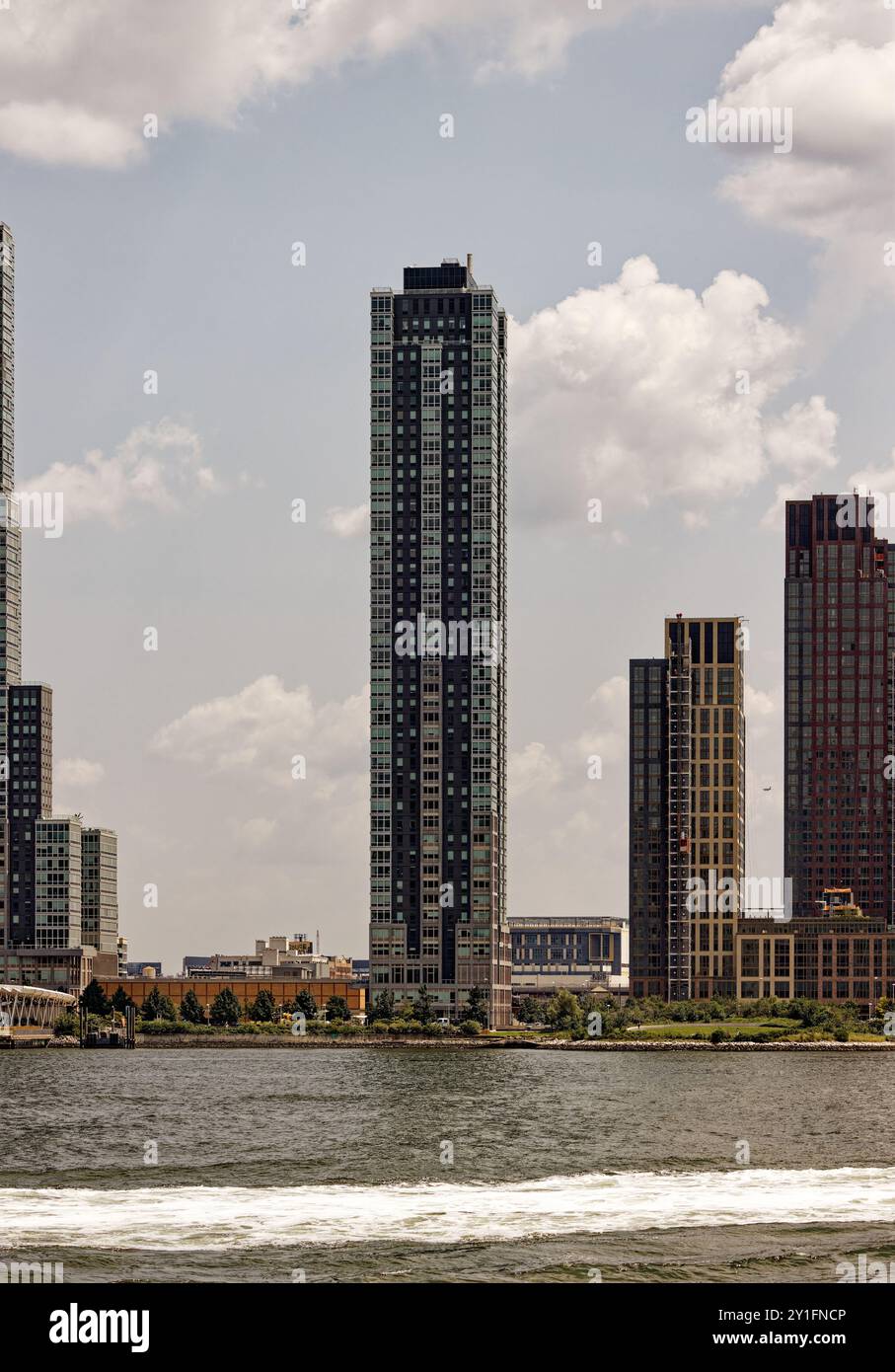 Der 5241 Center Boulevard ist ein Wohnturm, der von ODA Architecture entworfen wurde und an der East River Waterfront in Hunters Point South gebaut wurde. Stockfoto