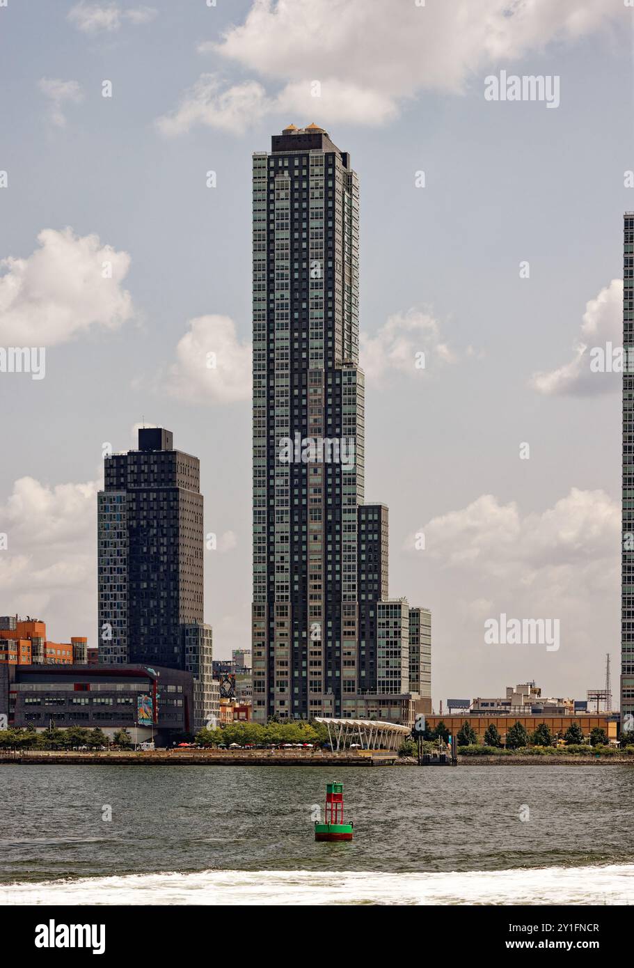 Der 5203 Center Boulevard ist ein Wohnturm, der von ODA Architecture entworfen wurde und an der East River Waterfront in Hunters Point South gebaut wurde. Stockfoto