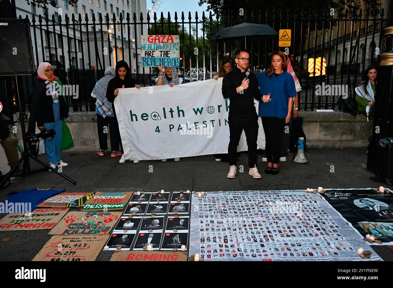 LONDON, ENGLAND: 6. September 2024: Sprecher James Smith bei den Healthcare Workers and allies4pal inszenierte eine Protestforderung, Isreal von Großbritannien, USA und NATO in den 11 Monaten nach diesem abscheulichen, herzzerreißenden Völkermord in Palästina zu stoppen. Die Militarisierung Großbritanniens, der USA und der NATO hat dazu geführt, dass 179 HCWs in israelischen Internierungslagern festgehalten wurden, zusammen mit 10.000 zivilen Geiseln ohne Anklage, darunter Kinder. Über 187.000 Palästinenser wurden von der IDF ermordet, darunter viele Kinder und Babys. Dies ist ein monatlicher Protest von Healthcare Workers und Allies4pal am ersten Freitag jedes Monats Stockfoto