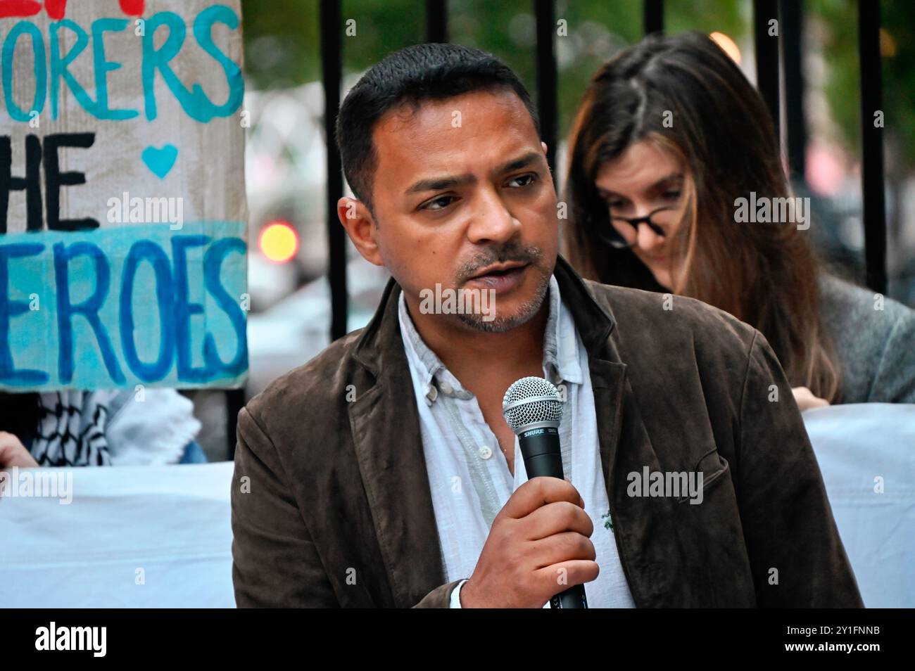 LONDON, ENGLAND: 6. September 2024: Sprecher Tasmine Akunjee ist eine Anwaltskundgebung für Strafrechtsanwälte bei The Healthcare Workers and allies4pal inszenierte eine Protestforderung, Isreal von Großbritannien, USA und NATO aus den 11 Monaten nach diesem abscheulichen, herzzerreißenden Völkermord in Palästina zu bewaffnen. Die Militarisierung Großbritanniens, der USA und der NATO hat dazu geführt, dass 179 HCWs in israelischen Internierungslagern festgehalten wurden, zusammen mit 10.000 zivilen Geiseln ohne Anklage, darunter Kinder. Über 187.000 Palästinenser wurden von der IDF ermordet, darunter viele Kinder und Babys. Dies ist ein monatlicher Protest von Mitarbeitern im Gesundheitswesen und Allies4pal Stockfoto