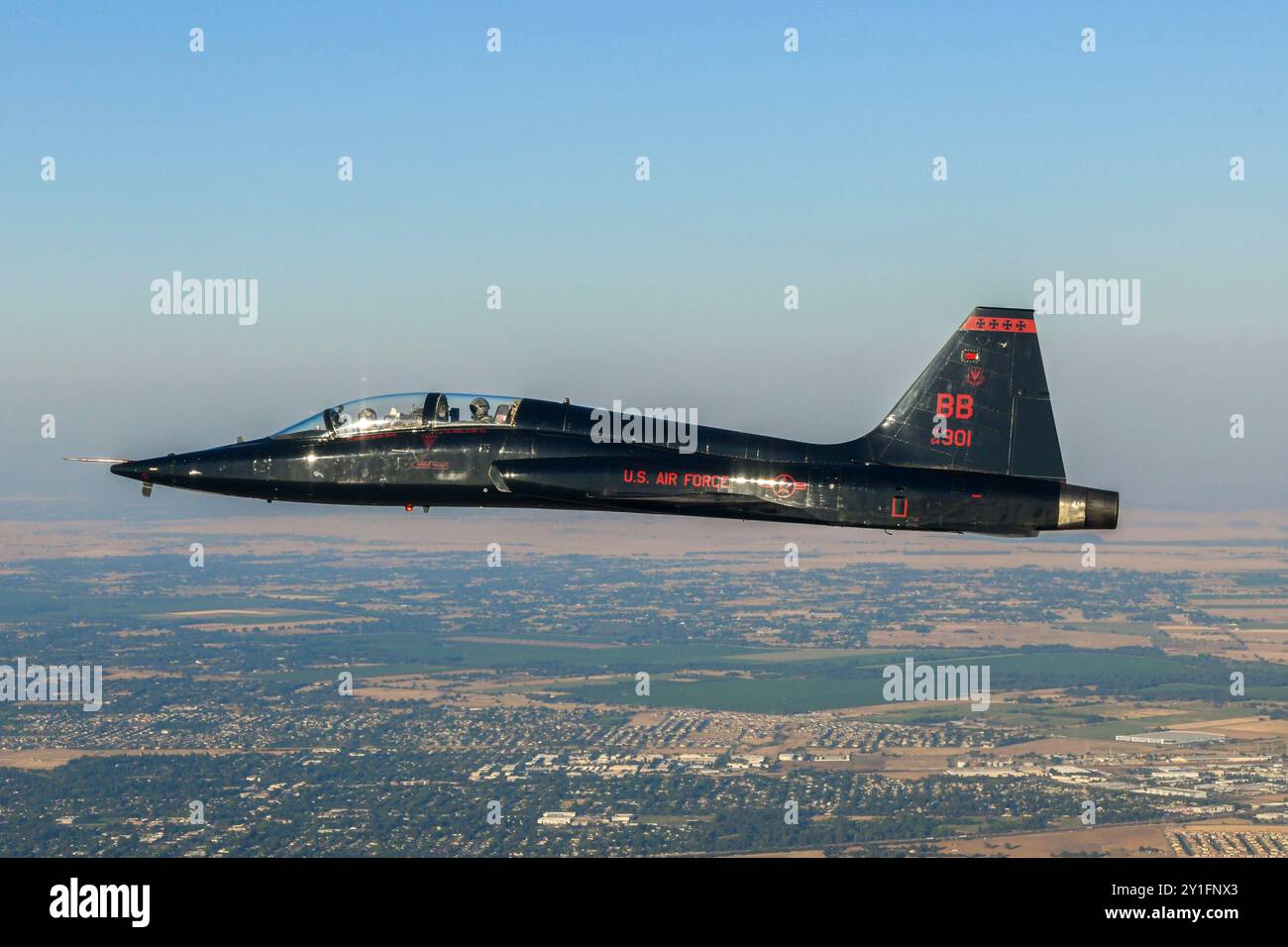Eine U.S. Air Force 1st Reconnaissance Squadron T-38 Talon führt am 3. Juli 2024 einen Überflug des Sacramento River Cats Independence Day Baseballspiels in Sacramento, Kalifornien, durch. Die Talon ist ein zweimotoriges Überschallflugzeug in großer Höhe, das von U-2-Piloten zur Aufrechterhaltung der Flugfähigkeit eingesetzt wird. (Foto der U.S. Air Force von 2. Lieutenant Sharon Cardenas) Stockfoto