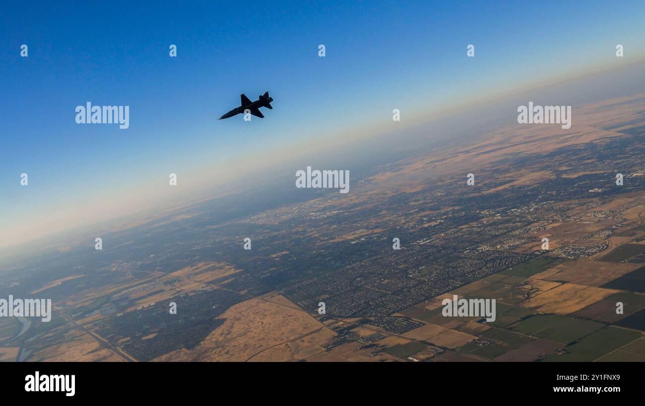 Eine U.S. Air Force 1st Reconnaissance Squadron T-38 Talon führt am 3. Juli 2024 einen Überflug des Sacramento River Cats Independence Day Baseballspiels in Sacramento, Kalifornien, durch. Die Talon ist ein zweimotoriges Überschallflugzeug in großer Höhe, das von U-2-Piloten zur Aufrechterhaltung der Flugfähigkeit eingesetzt wird. (Foto der U.S. Air Force von 2. Lieutenant Sharon Cardenas) Stockfoto