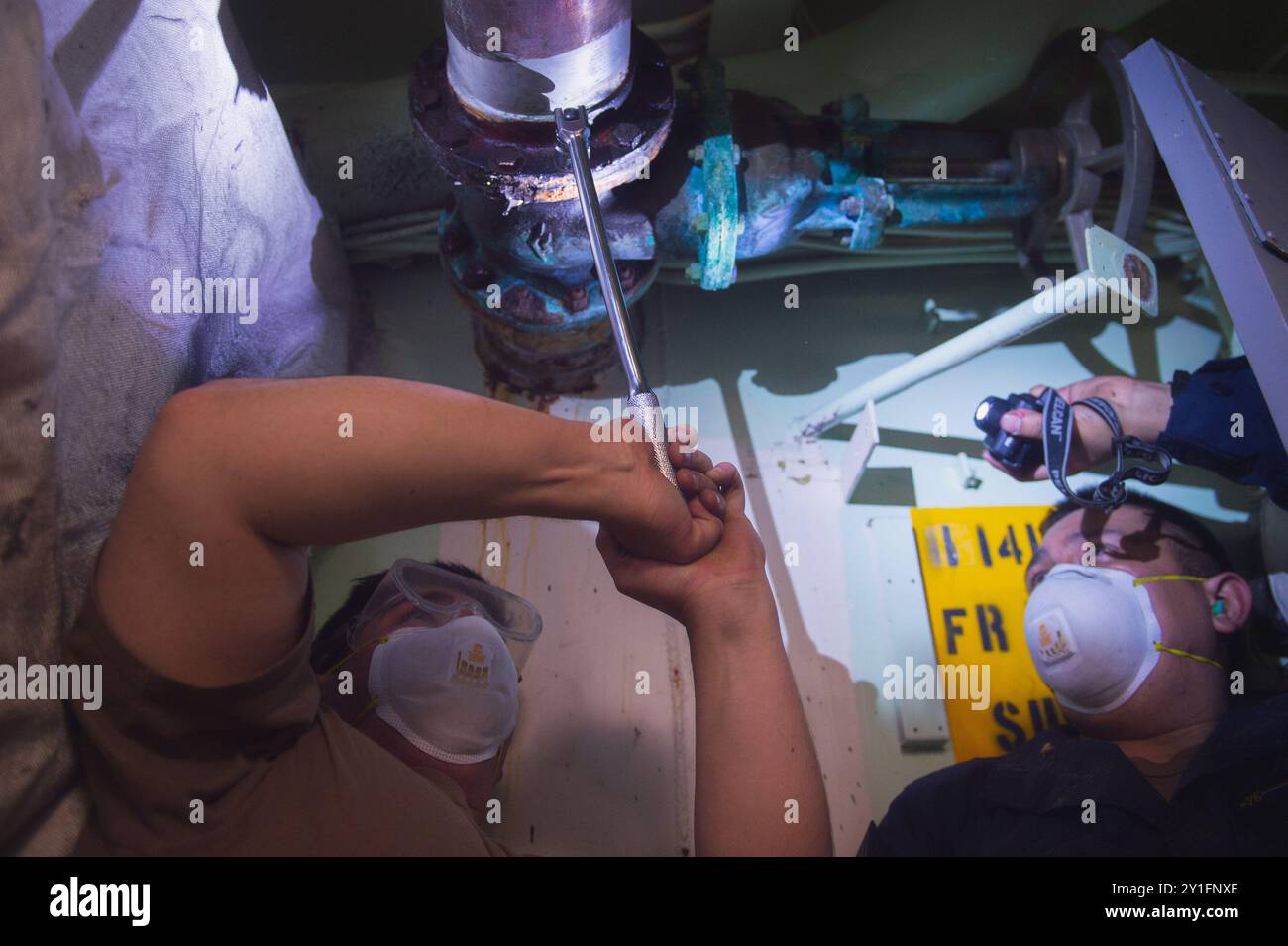 Rumpf-Wartungstechniker 3. Klasse Zain Cazares aus Modesto, Kalifornien, links, und Rumpf-Wartungstechniker 3. Klasse Robert Ruiz aus East Vale, Kalifornien, der dem Nimitz-Klasse-Flugzeugträger USS Ronald Reagan (CVN 76) zugewiesen wurde, bewerten ein Rohr für Reparaturen an Bord des Zerstörers der Forrest Sherman-Klasse USS Turner Joy (DD 951), in Bremerton, Washington, 4. September 2024. Turner Joy ist ein Museumsschiff aus der Zeit des Vietnamkriegs, das derzeit in Bremerton vor Anker liegt. Ronald Reagan stellt eine kampfbereite Truppe zur Verfügung, die die Vereinigten Staaten schützt und verteidigt und Allianzen, Partnerschaften und kollektive maritime Interessionen unterstützt Stockfoto