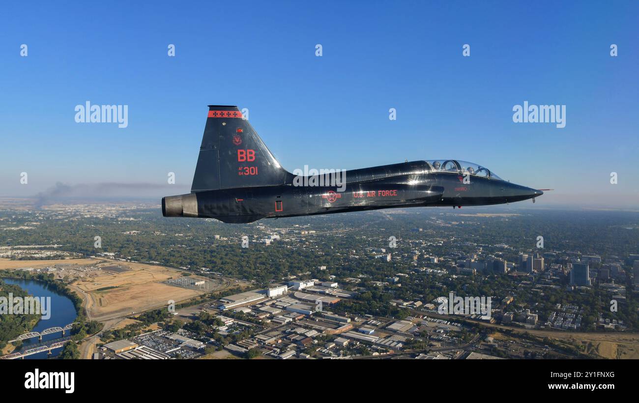 Eine U.S. Air Force 1st Reconnaissance Squadron T-38 Talon führt am 3. Juli 2024 einen Überflug des Sacramento River Cats Independence Day Baseballspiels in Sacramento, Kalifornien, durch. Die Talon ist ein zweimotoriges Überschallflugzeug in großer Höhe, das von U-2-Piloten zur Aufrechterhaltung der Flugfähigkeit eingesetzt wird. (Foto der U.S. Air Force von 2. Lieutenant Sharon Cardenas) Stockfoto