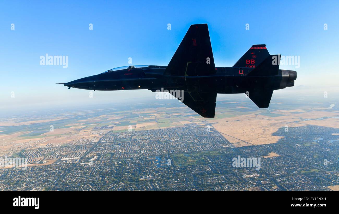 Eine U.S. Air Force 1st Reconnaissance Squadron T-38 Talon führt am 3. Juli 2024 einen Überflug des Sacramento River Cats Independence Day Baseballspiels in Sacramento, Kalifornien, durch. Die U.S. Air Force führt jährlich fast 1.000 Überflüge durch, die als Möglichkeit dienen, die Fähigkeiten ihrer Flugzeuge zu demonstrieren und gleichzeitig Patriotismus und zukünftige Generationen von Luftfahrtbegeisterten zu inspirieren. (Foto der U.S. Air Force von 2. Lieutenant Sharon Cardenas) Stockfoto