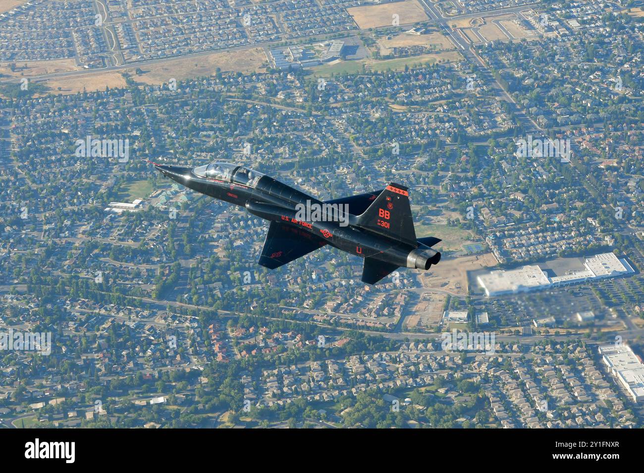 Eine U.S. Air Force 1st Reconnaissance Squadron T-38 Talon führt am 3. Juli 2024 einen Überflug des Sacramento River Cats Independence Day Baseballspiels in Sacramento, Kalifornien, durch. Die Talon ist ein zweimotoriges Überschallflugzeug in großer Höhe, das von U-2-Piloten zur Aufrechterhaltung der Flugfähigkeit eingesetzt wird. (Foto der U.S. Air Force von 2. Lieutenant Sharon Cardenas) Stockfoto