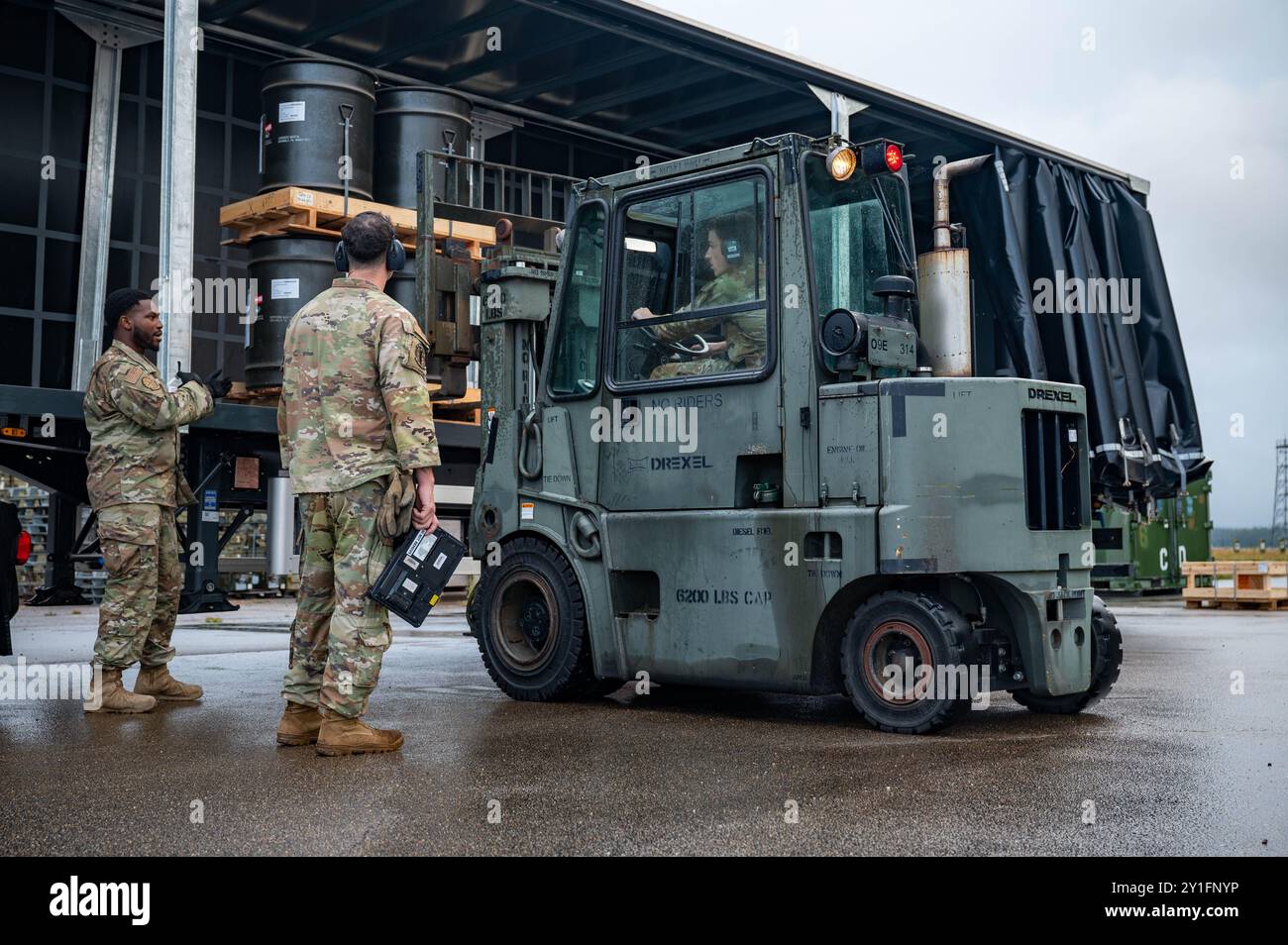 United States Air Force Senior Airman Kamardeen Gazal, links, 48th Logistics Readiness Squadron Bodentransport Support Operator, Staff Sgt. Casy Mohr, Middle, 48th Munitions Squadron Precision Guided Munitions Crew Chief, und Senior Airman Ryan Evans, 48th MUNS PGM Crew Member, laden Ausrüstung mit einem Gabelstapler während der Übung Agile Shield an der RAF Lakenheath, England, 3. September 2024. 48th Fighter Wing Airmen trainieren agile Kampfbeschäftigungskonzepte, um sicherzustellen, dass sie potenziellen Aggressionen standhalten, sie neu auffüllen und auf sie reagieren können. (Foto der U.S. Air Force von Airman 1st Class Alexander Vasquez) Stockfoto