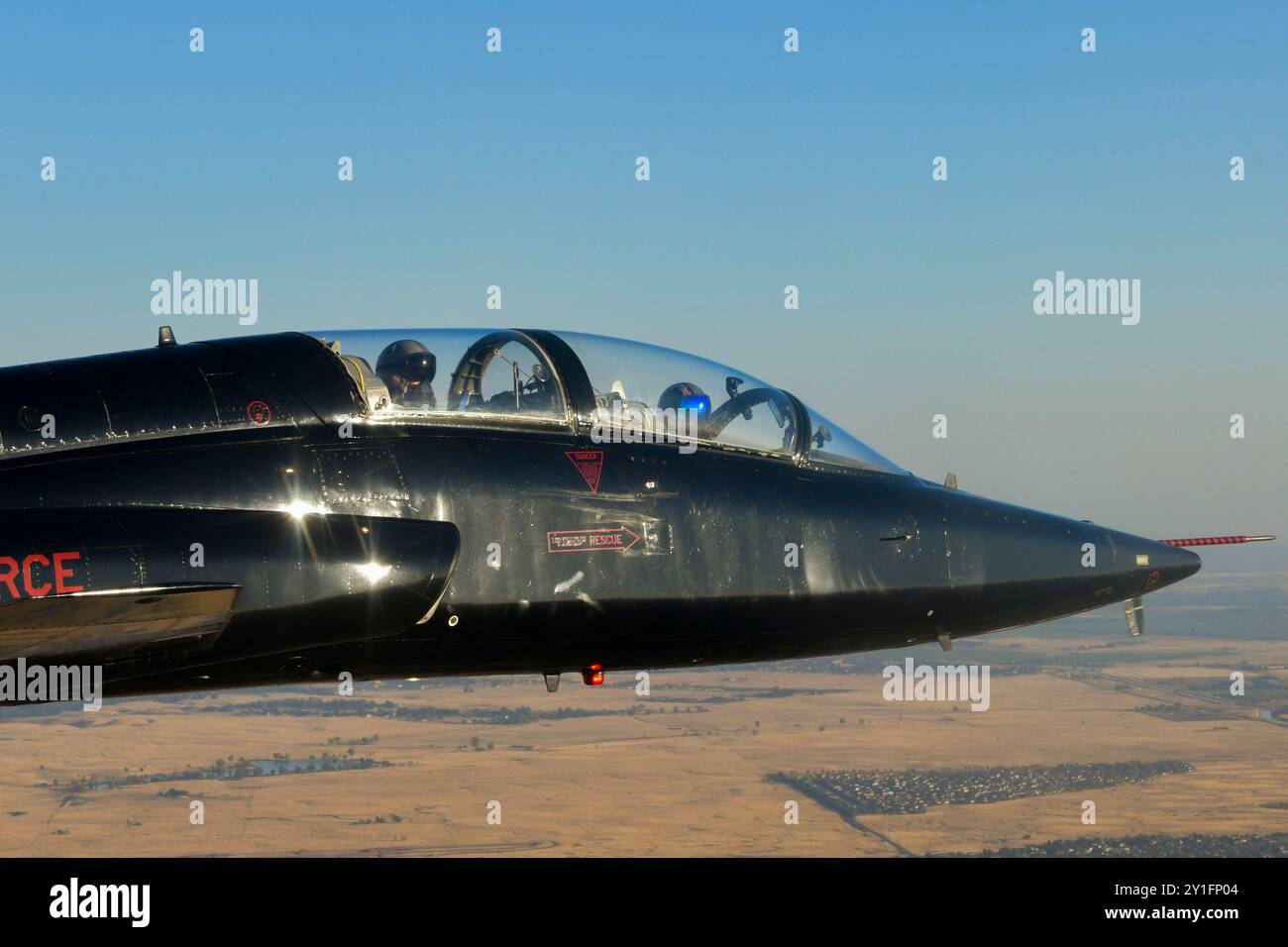 Eine U.S. Air Force 1st Reconnaissance Squadron T-38 Talon führt am 3. Juli 2024 einen Überflug des Sacramento River Cats Independence Day Baseballspiels in Sacramento, Kalifornien, durch. Die U.S. Air Force führt jährlich fast 1.000 Überflüge durch, die als Möglichkeit dienen, die Fähigkeiten ihrer Flugzeuge zu demonstrieren und gleichzeitig Patriotismus und zukünftige Generationen von Luftfahrtbegeisterten zu inspirieren. (Foto der U.S. Air Force von 2. Lieutenant Sharon Cardenas) Stockfoto