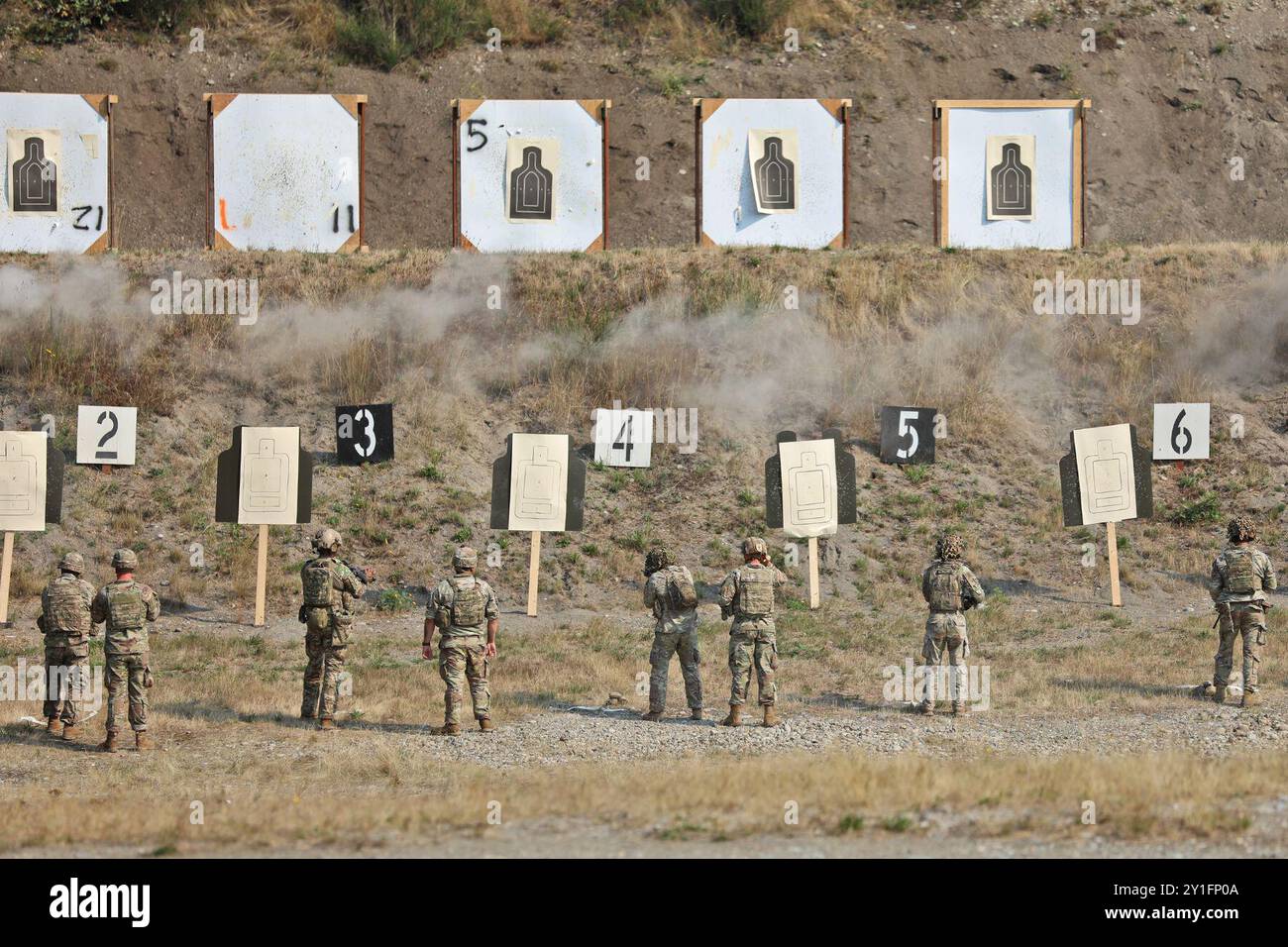 Soldaten, die dem 13. Combat Sustainment Support Battalion, 593d Expeditionary Sustainment Command, zugewiesen wurden, feuerten M4-Gewehre aus verschiedenen Positionen und Entfernungen während des Qualifikationsbereiches der Deutschen Streitkräfte Proficiency Badge am 6. September 2024 auf der Joint Base Lewis-McChord in Washington ab. Die Soldaten der 13. CSSB haben die Möglichkeit, eine Partnerschaft mit deutschen Kollegen aufzubauen, die eine Bewertung durchführen, zu der ein Schwimm-Event, ein ruckmarsch und ein Fitnesstest gehören. (Foto der US-Armee von Sgt. 1. Klasse P. Behringer) Stockfoto