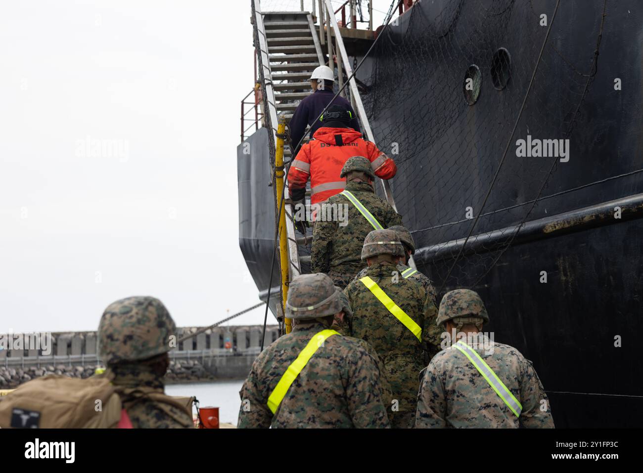 Die US-Marines mit der Marine Wing Support Squadron (MWSS) 271 besteigen das General Cargo Schiff Maj Richard Winters, um am 28. August 2024 in Keflavik (Island) mit dem Ausladen der Mission Essential Gear for Northern Viking 24 (NV24) zu beginnen. MWSS-271 nahm an der Übung Teil, um die Kampfmentalität und die Bereitschaft zu wahren, die sechs Funktionen der Bodenunterstützung in der Luftfahrt auszuführen und es dem 2. Marine Aircraft Wing zu ermöglichen, jederzeit, überall und zu einem bestimmten Zeitpunkt nach vorne eingesetzt zu werden. NV24 stärkt die Interoperabilität und die Einsatzbereitschaft zwischen den USA, Island und den alliierten Nationen und ermöglicht so die Übertragung mehrerer Domänen Stockfoto